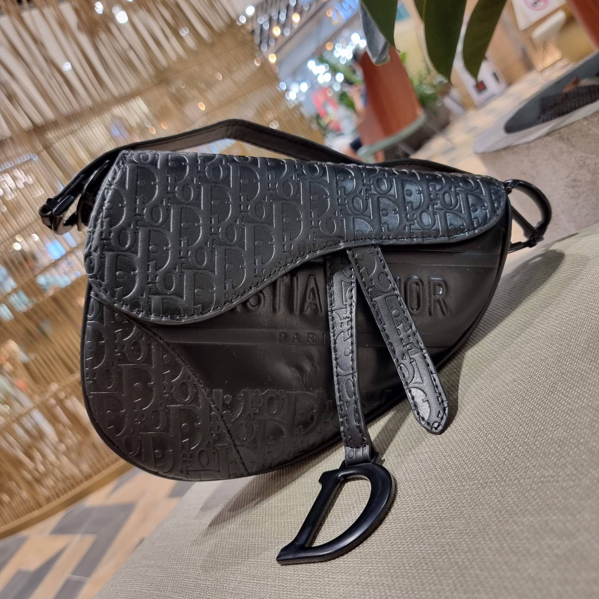 VIP CD OBLIQUE SADDLE BAG / DIOR SADDLE กระเป๋าสะพายข้าง ทรงสวยไม่ซ้ำใคร กิมมิคในตัว ดูแพง ไซส์ใหญ่ ดีไซน์ย้อนยุค เป็นเอกลักษณ์สวยทุกแบบ เปิด-ปิดด้วยกระดุมแม่เหล็กซ่อน ใช้งานง่ายมากๆ ภายในเป็นช่องโล่ง มีช่องซิป ใบสีดำเป็นหนังแท้ ใบลายเป็นผ้าแคนวาส ดูดี ดู
