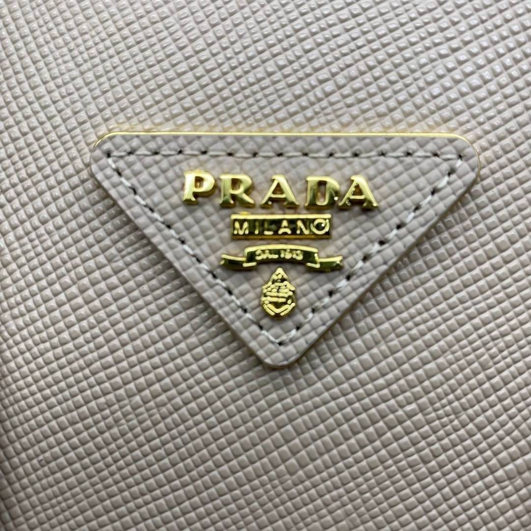 25cm Prada Small Saffiano Leather Double Bag / Prada Double Bag กระเป๋าสะพายพราด้า อีกหนึ่งรุ่นฮิต ให้พื้นที่จุของกว้างขวาง เป็น Tote Bag ใช้งานง่าย ได้ทุกที่ ทุกโอกาส ด้วยขนาดของกระเป๋าที่สามารถจุของได้หลากหลาย เป็นอีกรุ่นที่เหมาะสมสำหรับการเป็น Everyday