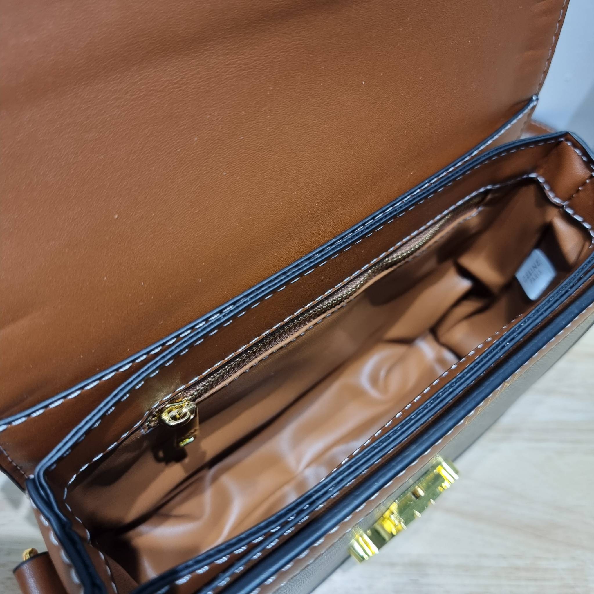 CELINE Classique Triomphe Bag / CELINE TRIOMPHE BAG MEDIUM IN TRIOMPHE CANVAS AND CALFSKIN ไม่มีไม่ได้เลยกับไอเท็มสุดคลาสสิค ที่รอบนี้จัดให้ไซส์ใหญ่กว่าเดิม กระเป๋าสะพาย สวยอยู่ทรง ดีไซน์เป็นธรรมชาติ เนเชอรัลโทน