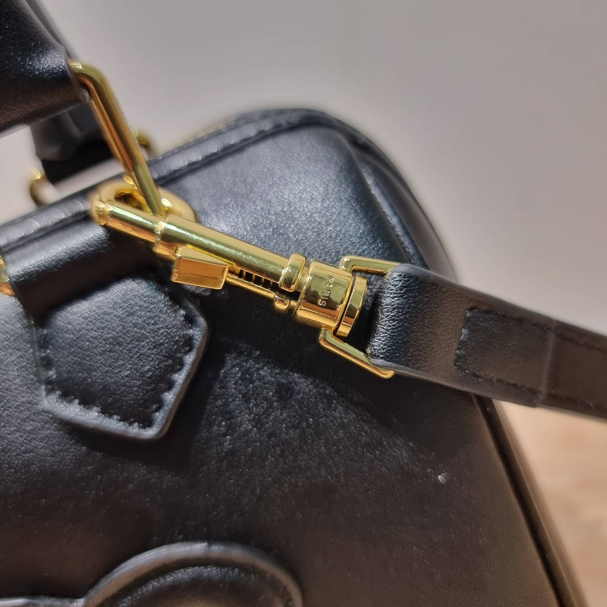 CELINE SMALL BOSTON CUIR TRIOMPHE IN SMOOTH LEATHER ฮิตมากกับสุดยอดความคลาสสิค ในรูปทรงสวย กับกระเป๋าสะพายทรงหมอน กะทัดรัด ขนาดกำลังดี ใช้งานสะดวก วัสดุหนังผิวเรียบ สวยคม