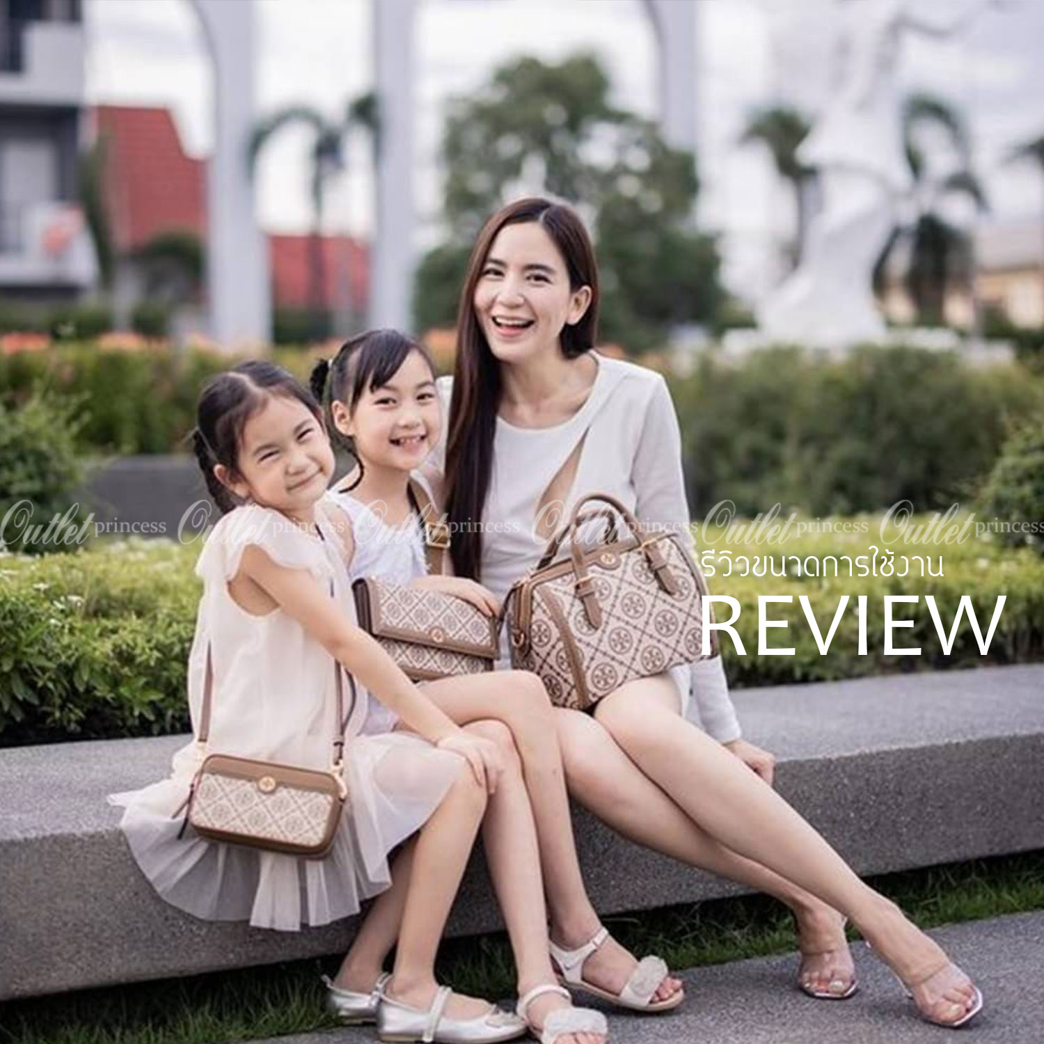 Large: Tory burch T Monograme Jacquaed Duffle เป็นทรงกระเป๋าที่มีความฮอตฮิตตลอดกาล ด้วยรูปทรงคลาสสิคและเหมาะใช้งานเข้ากับทุกสถานการณ์ ไม่ว่าจะเป็นกระเป๋าสะพายไหล่ เพิ่มความคล่องตัวและเข้าได้กับทุกลุค ไม่ว่าจะเป็นวันสบายๆ หรือวันที่ต้องออกไปทำกิจกรรมลุยๆ ห