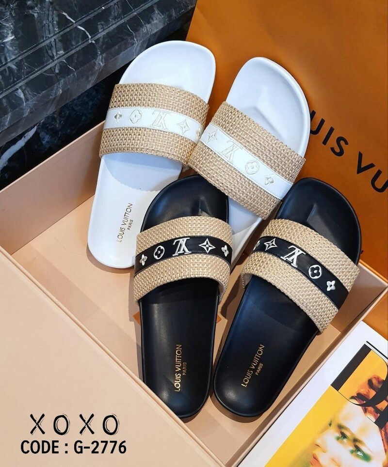 Louis Vuitton แตะสวม สวยเก๋ ใส่สบาย วัสดุผ้ากระสอบ คาดลาย LV นุ่มใส่สบาย ยางร่องบุ๋ม ใส่กระชับเท้า แมทส์ชุดง่าย น้ำหนักเบา