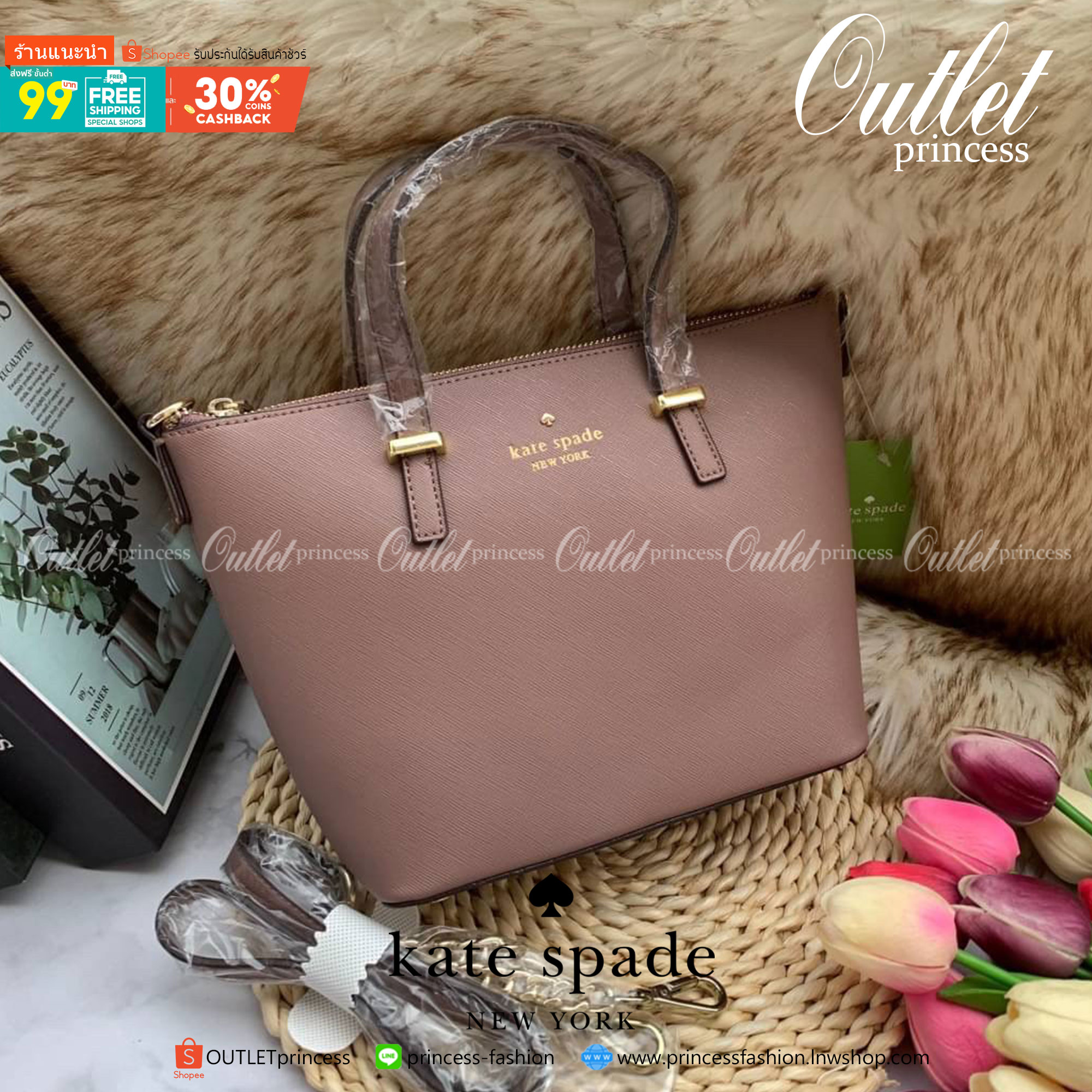 ของแท้ 💯% Kate Spade New York Cross Body Bag กระเป๋าถือหรือสะพาย หนัง Saffiano ภายในมีช่องซิปและช่องเล็ก มีหมุดรองฐานกันรอย 4 มุม อะไหล่ทองทั้งใบ ขนาดกำลังดี ใส่กระเป๋าสตางค์ยาวได้ค่ะ