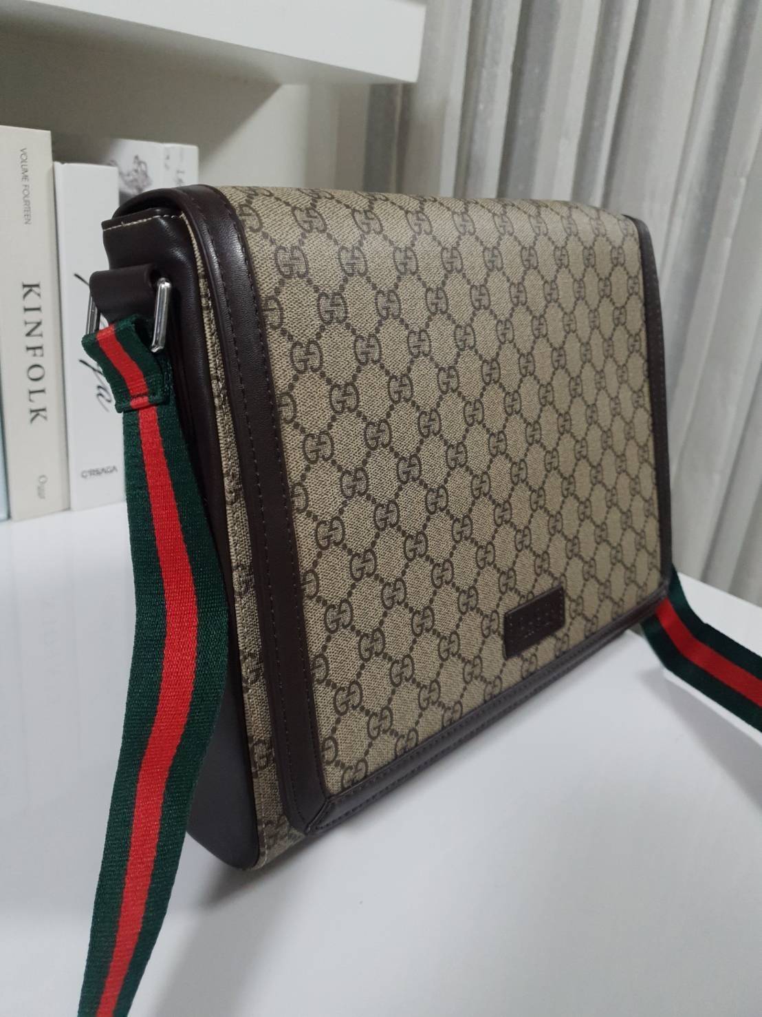 GUCCI VINTAGE MASSENGER BAG ใบใหญ่ ลายแบรนด์ตัดขอบ ทรงสุดฮิต ดีไซน์สวยตัวกระเป๋าอยู่ทรง