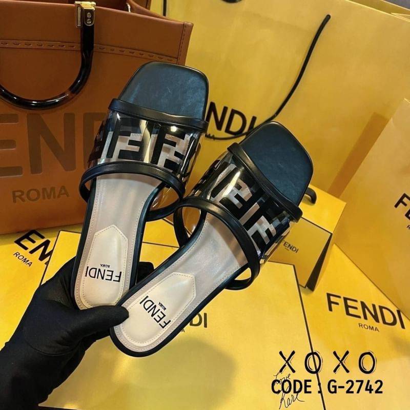 FENDI SANDALS แตะ ชนช้อป สวย แปะมาก แมทส์ชุดง่าย วัสดุด้านบนคาดพลาสติก สกีนแบรนด์