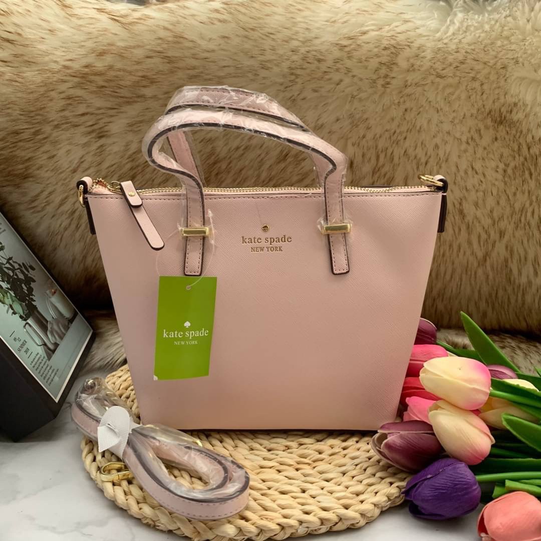 ของแท้ 💯% Kate Spade New York Cross Body Bag กระเป๋าถือหรือสะพาย หนัง Saffiano ภายในมีช่องซิปและช่องเล็ก มีหมุดรองฐานกันรอย 4 มุม อะไหล่ทองทั้งใบ ขนาดกำลังดี ใส่กระเป๋าสตางค์ยาวได้ค่ะ