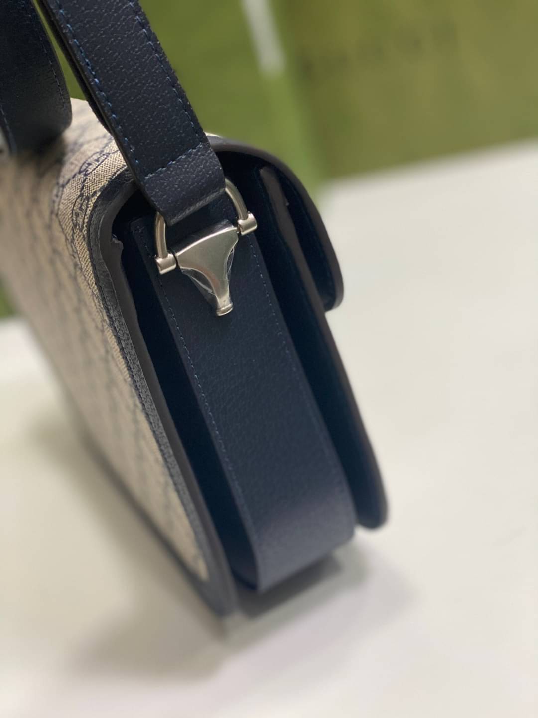 GUCCI Horsebit 1955 GG mini bag กระเป๋าสะพายสุดหรู ผ้าแคนวาส GG Supreme ดีไซน์ร่วมสมัยผ่านการออกแบบใหม่ ถ่ายทอดความรู้สึกเกี่ยวกับการละทิ้งกฎเกณฑ์เดิมๆ ของแฟชั่นผ่านการออกแบบ โดยแบรนด์ถ่ายทอดแนวคิดที่ว่าชิ้นงานควรอยู่เหนือกาลเวลา