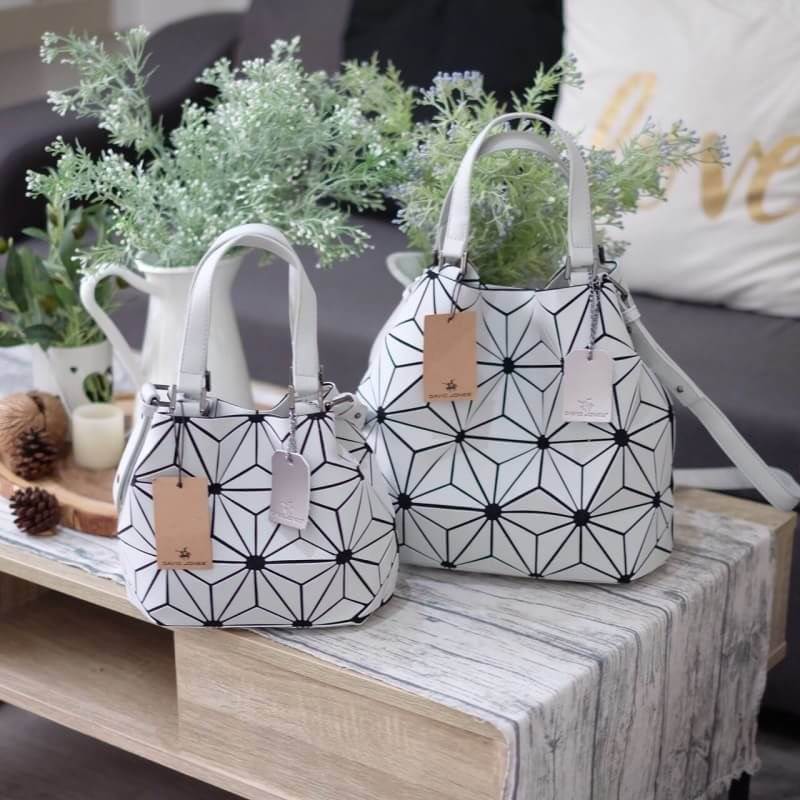 รุ่นขายดี ' Matte Color ' ✨✨ สีด้าน มีให้เลือกถึง 4 สี 🍭🍭แถมยังลาย Limited edition หายาก 👍ปรับทรงได้ 2 แบบ น่ารักมาก จากแบรนด์ David Jones กระเป๋าสะพายข้างดีไซน์เกร๋มาก สีสวยหรูมาก ขนาดกะลังดีเลย น้ำหนังเบาม