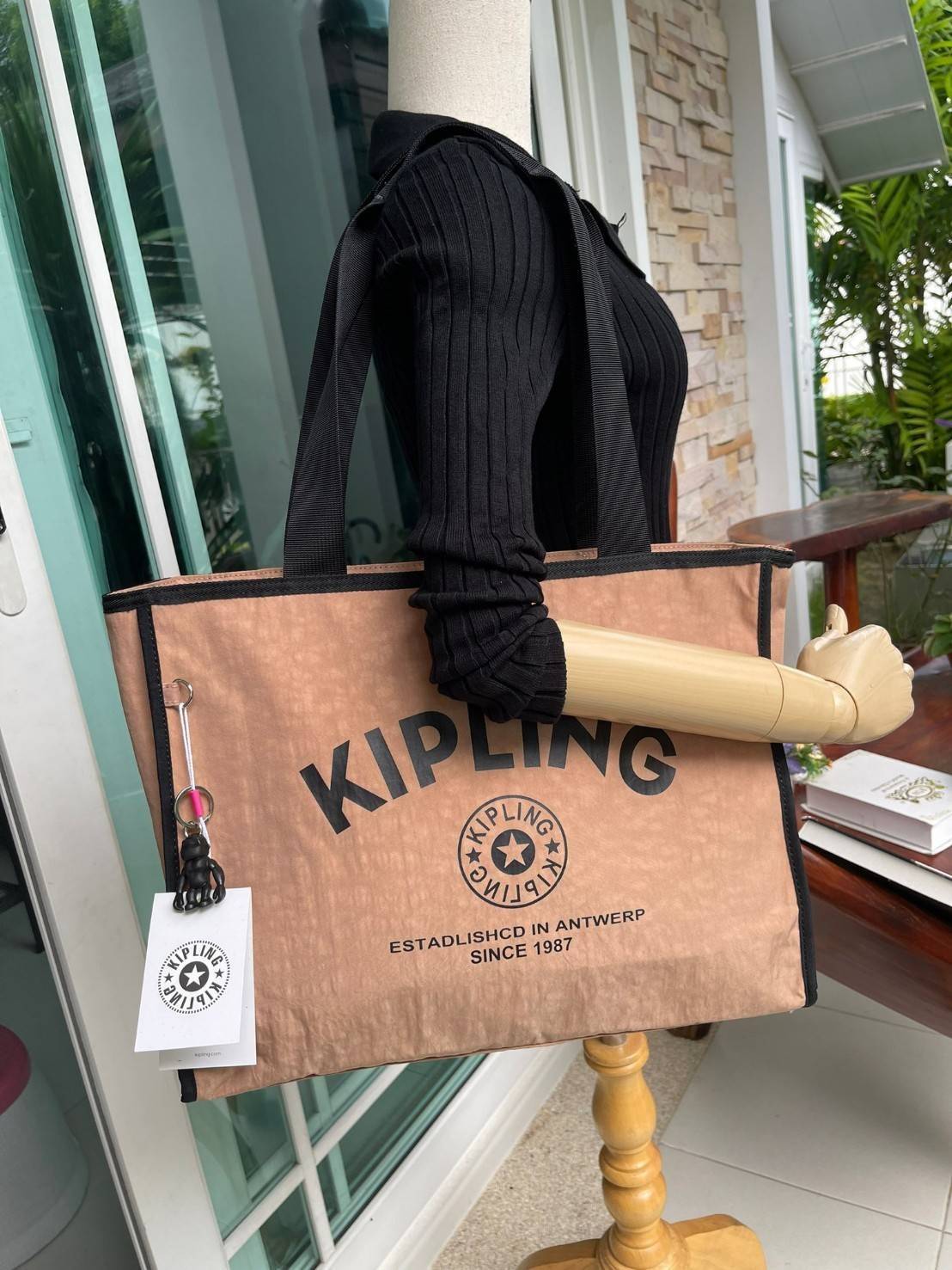Kipling Stacey Tote Bag(KI3101) คอลเลคชั่นใหม่ล่าสุดจากkipling เป็นกระเป๋าที่มีสายคล้องเอาไว้ใช้งานบริเวณไหล่ สามารถจัดเก็บสิ่งของได้ในจำนวนมาก รวมไปถึงตัวซิปที่มีความไหลลื่น ใช้งานง่ายไม่มีสะดุดในขณะเดียวกันตัวกระเป๋าเองก็มีน้ำหนักเบามาก ๆ พื้นฐานที่สามา