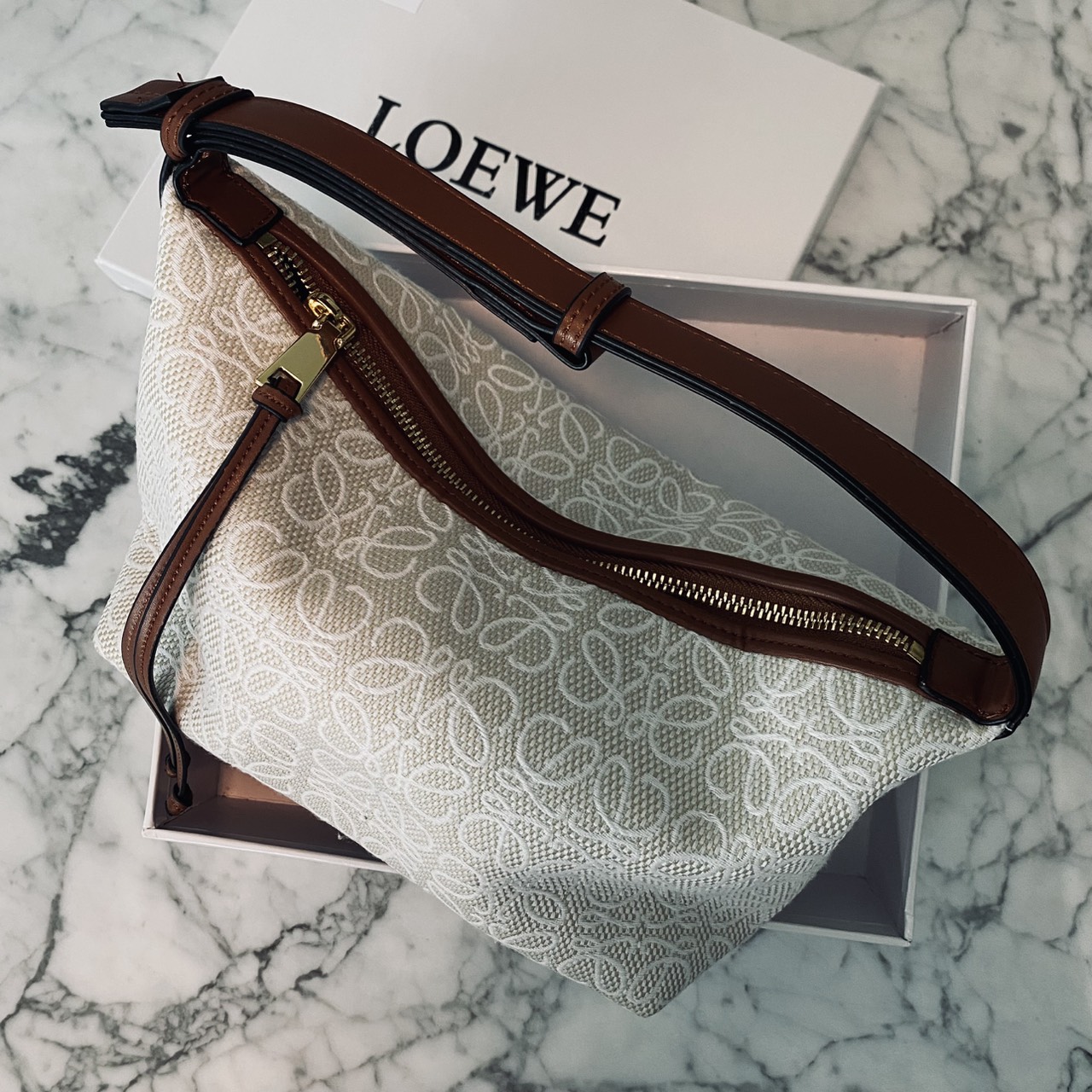 LOEWE Cubi Small Logo Canvas Top Handle Bag กระเป๋าทรงสวยดีไซน์ยอดฮิตประจำปีเลย! ปักโลโก้แบรนด์บนผ้าทั้งใบเป็นเอกลักษณ์ หูจับปรับได้ สวยหรูวินเทจ