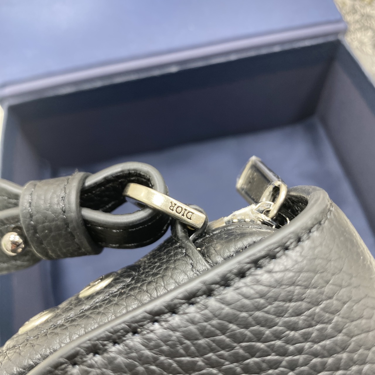 ORI หนังแท้ | DIOR Mini Saddle Bag Icons Leather black กระเป๋าสะพาย คาดอก เปิดตัวครั้งแรกในงานแฟชั่นโชว์ Summer 2025 ดีไซน์สุดไอคอนิกมาตีความใหม่ด้วยรูปทรงที่ทันสมัย