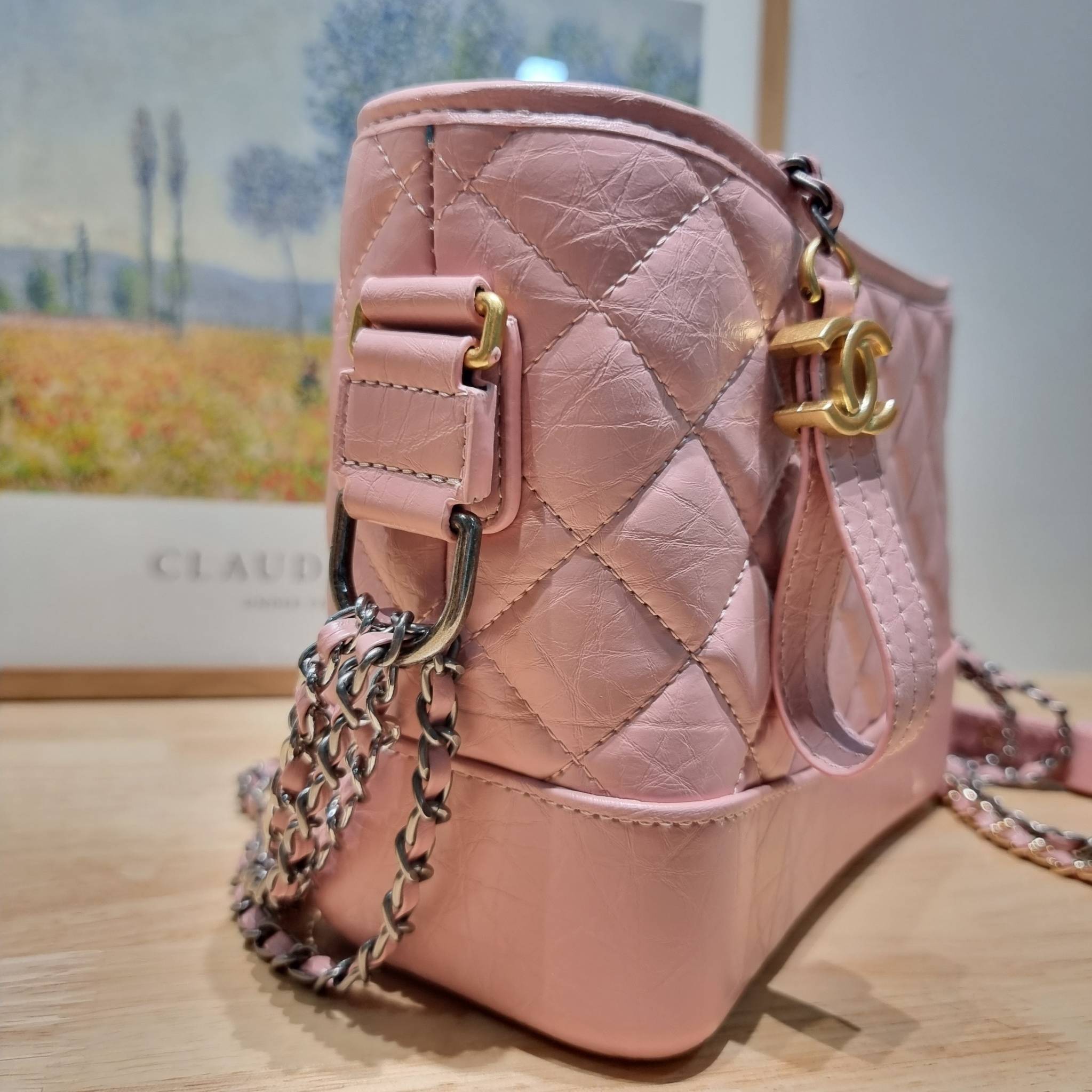 CHANEL Gabrielle Bag Medium สวยคลาสสิค No.1 ต้องยกให้ไอเท็มนี้เท่านั้น กับกระเป๋าสะพายซิกเนเจอร์ ดีไซน์ไม่เหมือนใคร เป็นเอกลักษณ์ ใช้งานได้หลากหลาย สะพายได้ไม่ซ้ำ