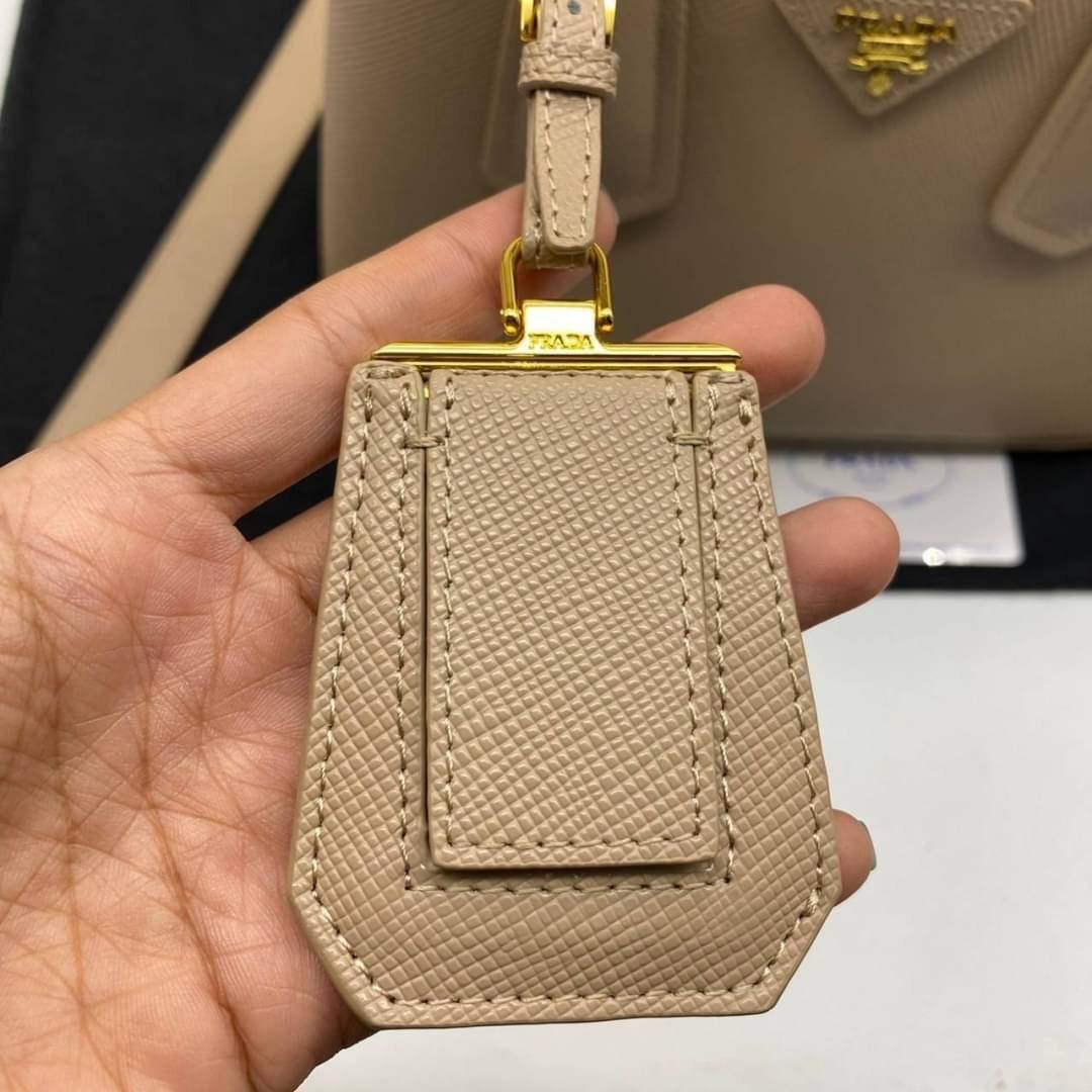 25cm Prada Small Saffiano Leather Double Bag / Prada Double Bag กระเป๋าสะพายพราด้า อีกหนึ่งรุ่นฮิต ให้พื้นที่จุของกว้างขวาง เป็น Tote Bag ใช้งานง่าย ได้ทุกที่ ทุกโอกาส ด้วยขนาดของกระเป๋าที่สามารถจุของได้หลากหลาย เป็นอีกรุ่นที่เหมาะสมสำหรับการเป็น Everyday