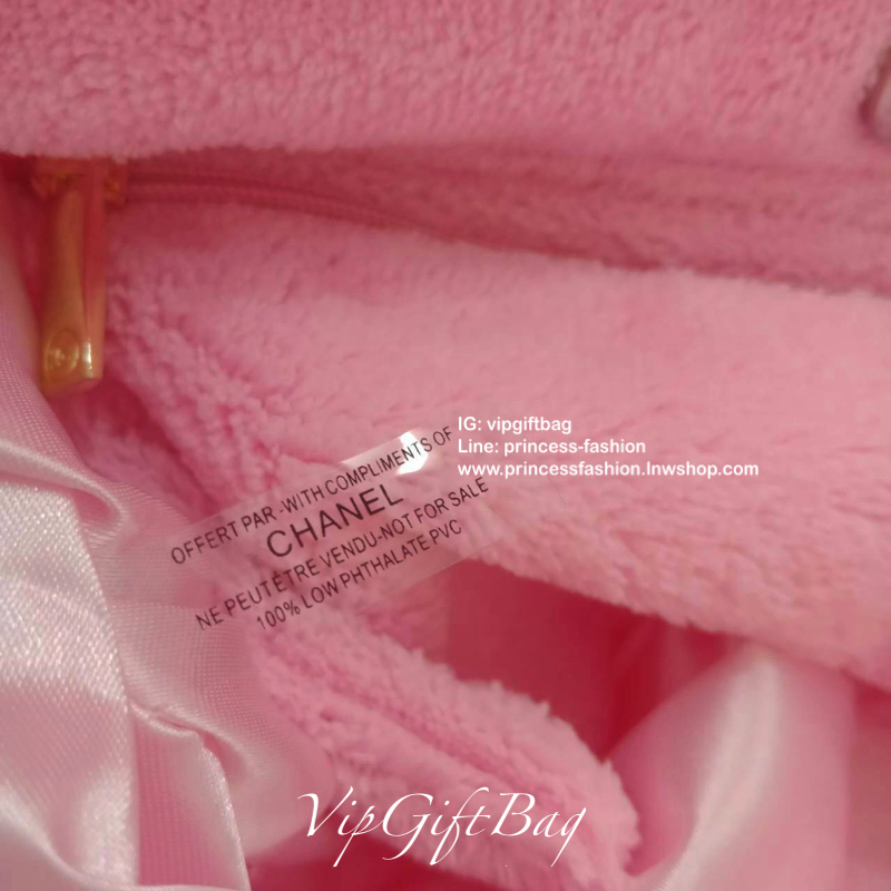 ชมพู MUST HAVE ITEM 2019 !! รุ่นยอดฮิตของ **วัยรุ่นสายสตรีท ทั่วโลก จากงาน CHANEL VIP GIFT **ของแท้100% **มีป้ายNOTFORSALE เป็นกระเป๋า ใบสวยรุ่นหายาก ขนาดกำลังดี ใช้ได้ทั้งหญิงชายเลยค่ะ ขนเฟอร์นิ่มมากกก เก็บของอย่างดี น้ำหนักเบา ด้านในมีช่องใส่ของจุกจิก M