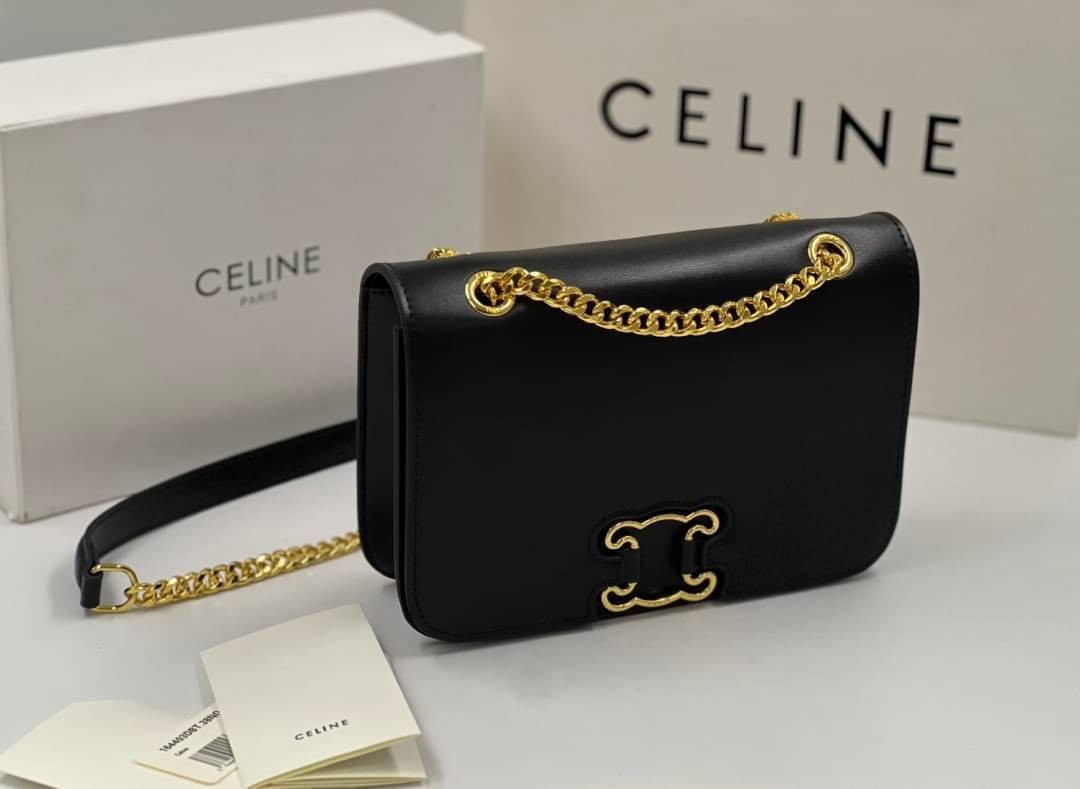 CELINE Classique Triomphe Bag in shiny / CELINE TRIOMPHE WITH CHAIN กระเป๋าสะพายทรงกล่องคล้าย Classic Box แต่มีรุ่นใหม่ออกแบบโลโก้สะดุดตาวินเทจ ด้วยดีไซน์ที่ดูโฉบเฉี่ยว