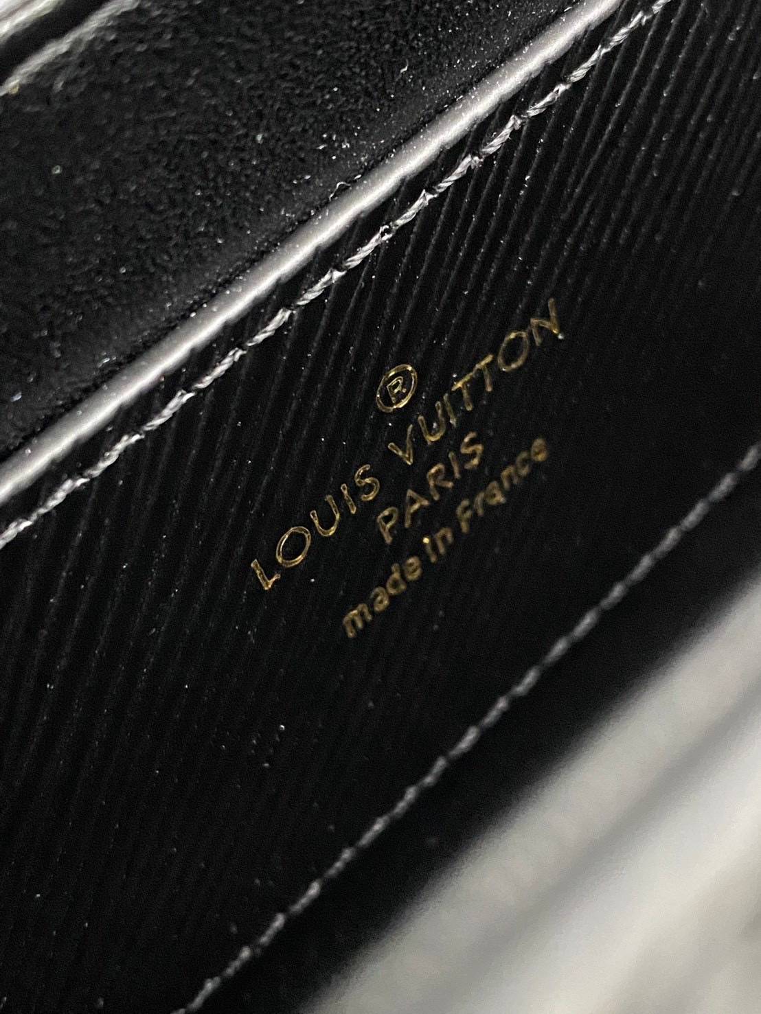 ORI หนังแท้ | LV Twist West Bag elongated shape in grained Epi leather กระเป๋าสะพาย/กระเป๋าถือ พร้อมสายโซ่ หนังลายเกรน Epi รูปทรงยาวและสง่างาม นำเสนอมุมมองใหม่สุดเท่ให้กับไอคอนของแบรนด์ ในหลากหลายเฉดสีทันสมัย