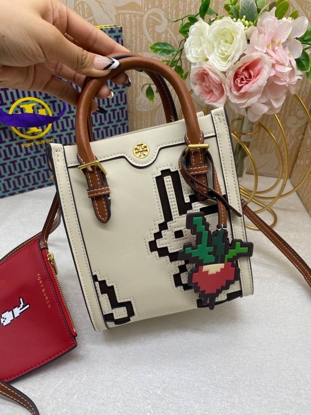 TORY BURCH PIXELATED RABBIT MINI BAG TOTE 🐇 อดใจยังไงไหว น่ารักขนาดนี้ 🥕🥕 กระเป๋าทรงโท้ท ด้านหน้าเป็นรูปกระต่ายอันเป็นสัญลักษณ์ของปีนี้ น่ารักมากๆค่ะ 🥕พร้อมพวงหนังแครอทมาให้อีกหนึ่งพวง