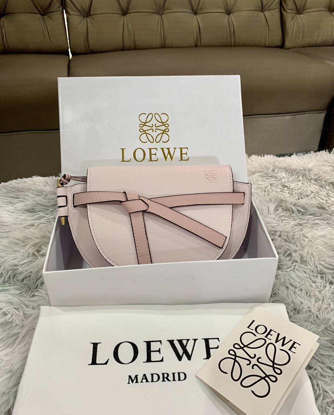 LOEWE Small Leather Gate Crossbody Bag VIP GIFT WITH PURCHASE (GWP) กระเป๋าถือหรือสะพาย Limited จาก LOEWE DUTYFREE COUNTER วัสดุ Canvas & Leather Calfskin หนังแท้ รูปทรงทันสมัย น้ำหนักเบามากค่ะ มาพร้อมสายสะพายยาวสามารถปรับระดับได้ เป็นอีกหนึ่งรุ่นฮิตกันมา
