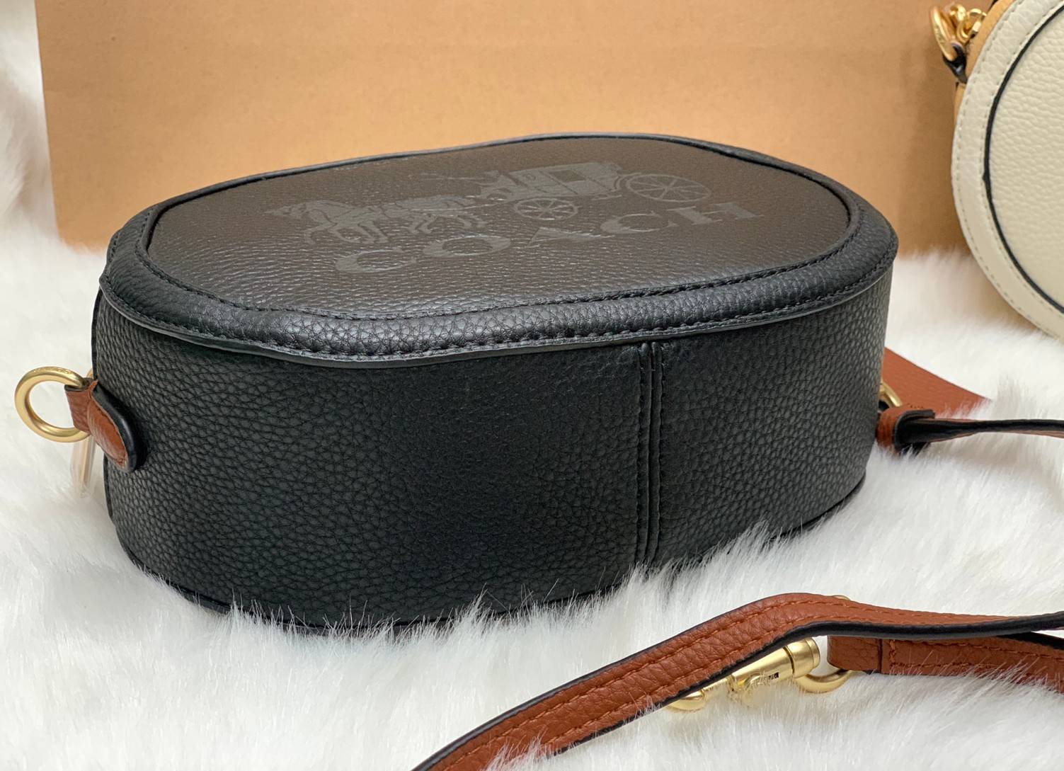 COACH Camera Bag In Colorblock ((C4056//C4156)) พร้อมส่งค่ะ! กระเป๋าทรงกลม ใบน่ารัก ขนาดพอดีลำตัว บวกกับเป็นหนังแท้นิ่มอย่างดี น่าใช้มากๆเลยทีเดียว ด้านหน้ามีโลโก้แบรนด์รถม้า เปิดปิดกระเป๋าแบบซิป ภายในใส่มือถือได้ทุกรุ่น;กระเป๋าเงินใบกลางได้;ของสำคัญจุกจิ