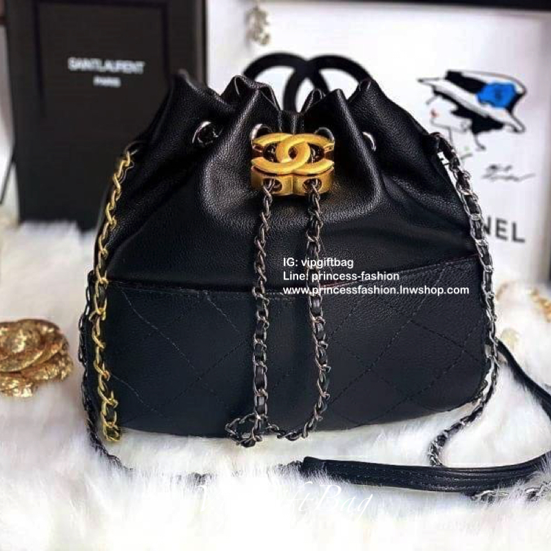 Chanel premium for gift ทรงขนมจีบ เป็นกระเป๋าถือ/สะพายหลังอเนกประสงค์หนังแกะสังเคราะห์โลโก้แบรนด์อะไหล่สวยหรู สายโซ่อะไหล่สีทูโทนรูดปิดกระเป๋า เก๋มากๆค่ะ อุปกรณ์ : กล่อง ถุงผ้าแบรนด์