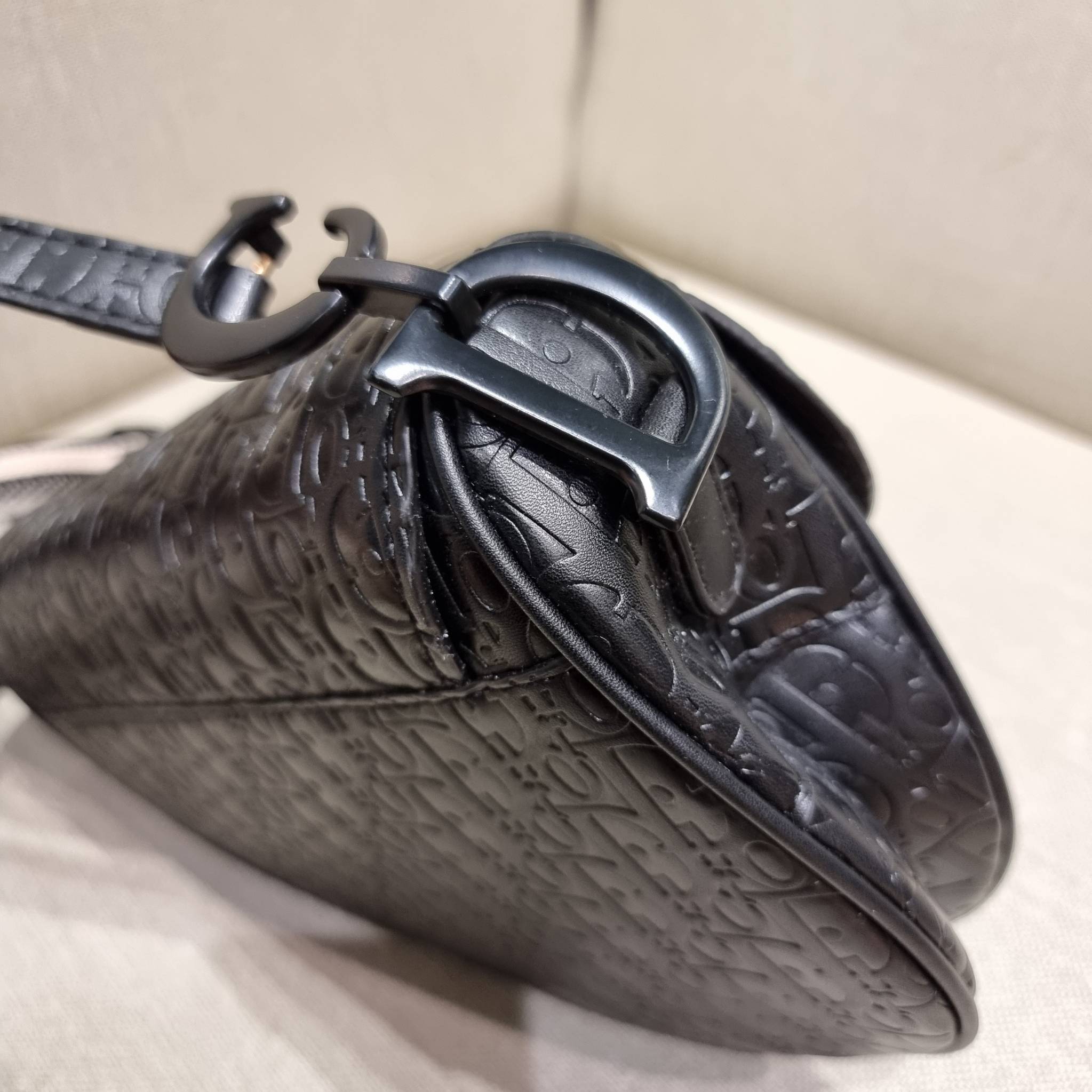 VIP CD OBLIQUE SADDLE BAG / DIOR SADDLE กระเป๋าสะพายข้าง ทรงสวยไม่ซ้ำใคร กิมมิคในตัว ดูแพง ไซส์ใหญ่ ดีไซน์ย้อนยุค เป็นเอกลักษณ์สวยทุกแบบ เปิด-ปิดด้วยกระดุมแม่เหล็กซ่อน ใช้งานง่ายมากๆ ภายในเป็นช่องโล่ง มีช่องซิป ใบสีดำเป็นหนังแท้ ใบลายเป็นผ้าแคนวาส ดูดี ดู