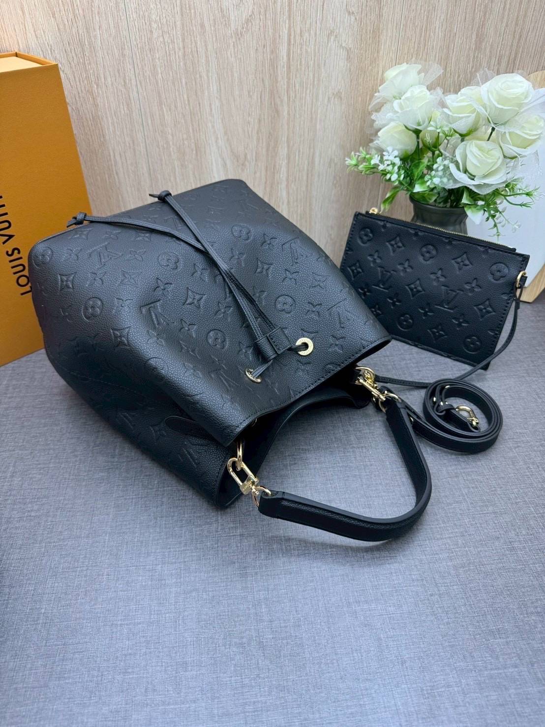 ORI หนังแท้ | LV NeoNoe MM Bucket bag Monogram Flower กระเป๋าสะพายทรงบัคเก็ต ลาย Monogram Flower โดดเด่นเพิ่มสไตล์ มีเสน่ห์ชวนหลงใหล