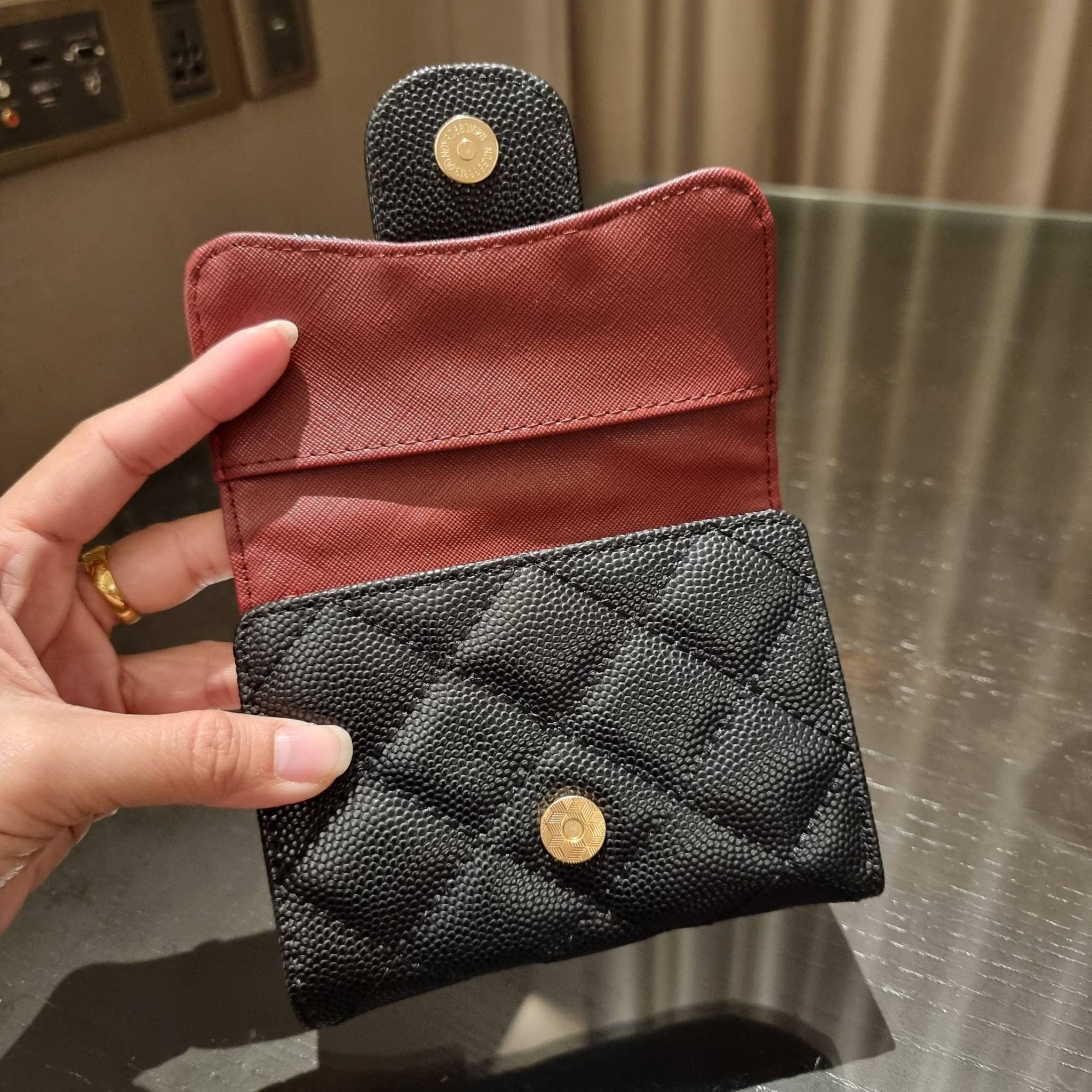 VIP 】มาแล้วจ้า!! รุ่นแนะนำ!! ฮิตติดใจสาวๆ!! กระเป๋าสตางค์ใบสั้นรุ่นฝาพับ จาก Chanel premium for gift เรียบหรู ดูไฮน์ วัสดุหนังสังเคราะห์ลายคาร์เวีย ด้านในเป็นหนังซาฟเฟียโน่ เปิด-ปิดด้วยกระดุมแม่เหล็ก ภายในกระเป๋ามีช่องใส่บัตร ใส่ธนบัตรได้ ดีไซน์เรียบหรูตา