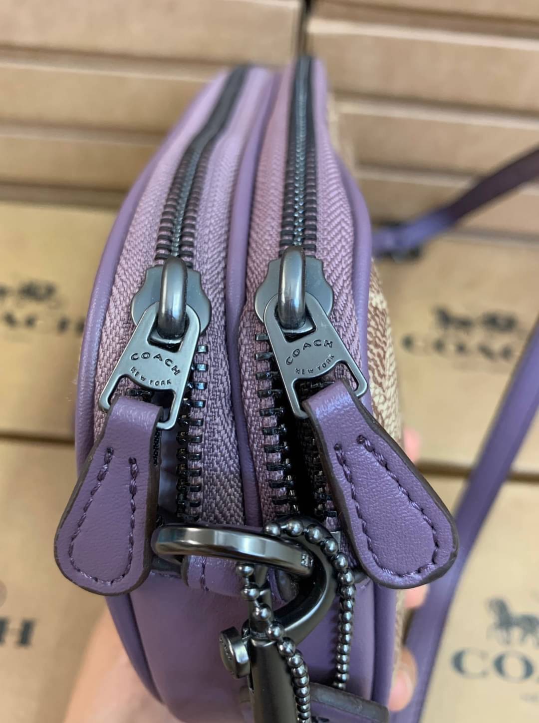 COACH CROSSBODY CLUTCH IN SIGNATURE BAG 💋รุ่นฮิต+สีหายากค่ะ!! กระเป๋าสะพาย+คล้องมือได้ วัสดุหนังแท้ผสมpvcค่ะ มีช่องซิปคู่ ภายในช่องใส่มือถือได้ทุกรุ่น;กระเป๋าเงินใบสั้นได้ ใส่ของจำเป็นสาวๆได้ครบค่ะ มีช่องเสียบบัตร2ช่อง และช่องโล่งให้ใส่ของจุกจิกค่