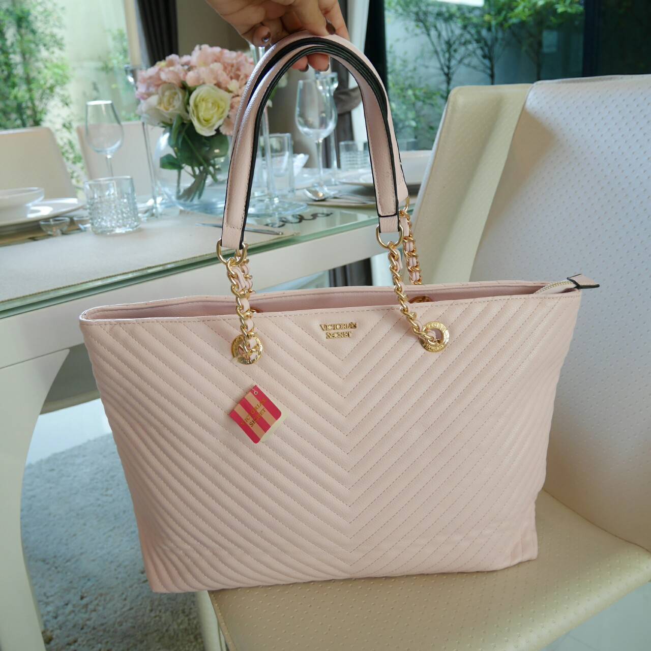 Victoria's Secret Shoulder Bag กระเป๋าสะพายทรงหรูจาก Victoria's Secret หนัง PU หนา รับน้ำหนักได้เยอะ เปิดปิดด้วยซิป ด้านหน้าประดับตัวอักษร VS ภายในมีช่องซิปและช่องใส่ของ จุได้เยอะค่ะ ใส่เอกสาร A4 หนังสือ ipad ได้สบาย เป็นอีกหนึ่งรุ่นเเนะนำที่สาว