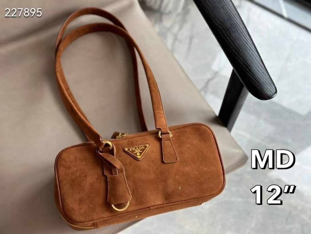 PRADA Suede Shoulder Bag กระเป๋าถือ/สะพายไหล่สุดชิค งานหนังกลับสวยเก๋ สวยเด่นเป็นเอกลักษณ์มาก ดีไซน์เรียบแต่มากมีอยู่จริง สวยดูแพง ที่ไม่มีตอนนี้คือพลาด