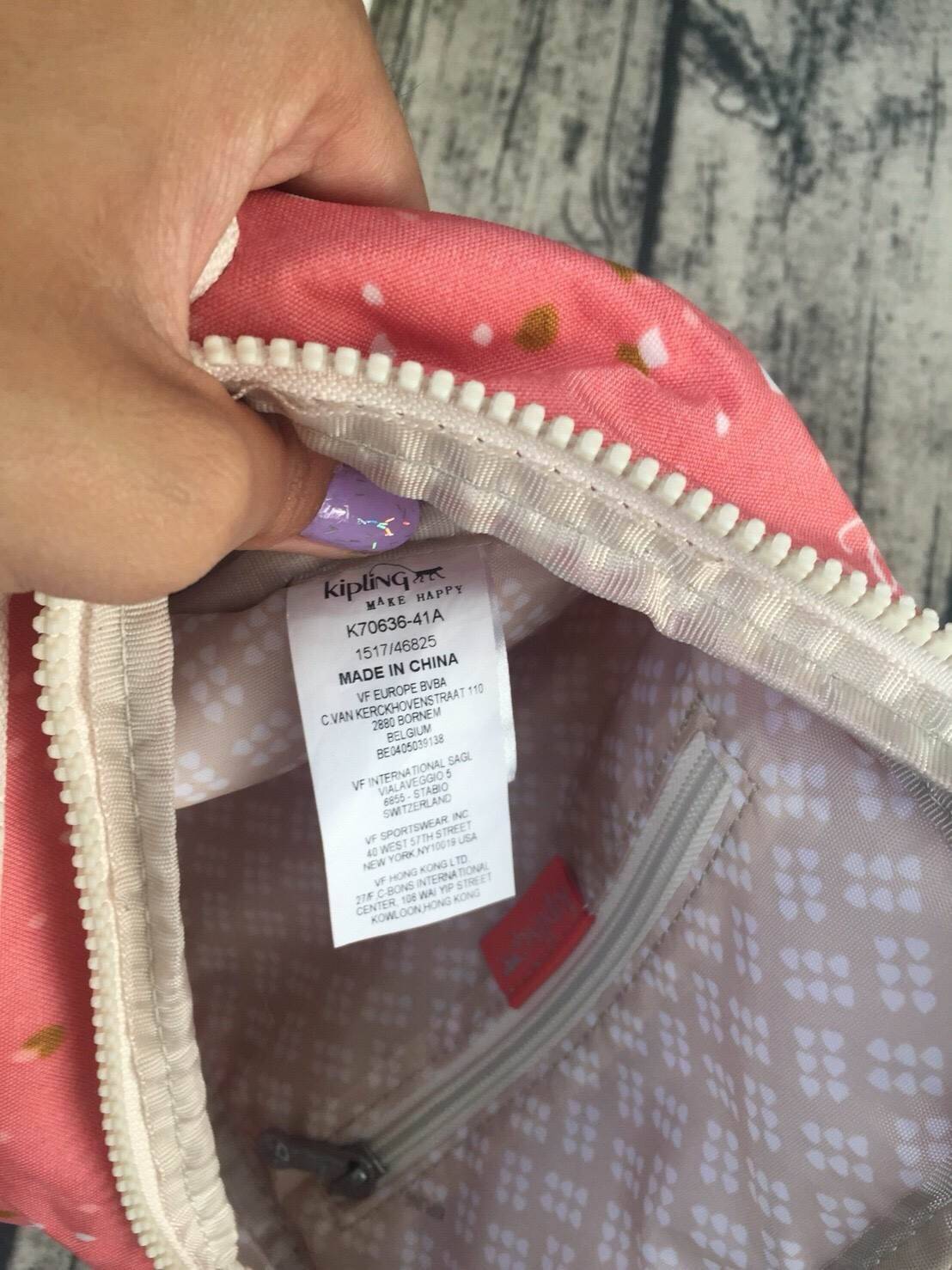 กระเป๋าเป้ Blakeney ไซส์ S จาก KIPLING ที่ออกแบบมาสำหรับผู้หญิง มาพร้อมดีไซน์เบาะรองรับหลัง ซึ่งเหมาะสำหรับ active lifestyle สามารถเก็บของได้อย่างจุใจแต่มีน้ำหนักเบา รวมถึงมีคุณสมบัติกันน้ำช่วยป้องกันให้ของในกระเป๋าปลอดภัยไร้กังวล