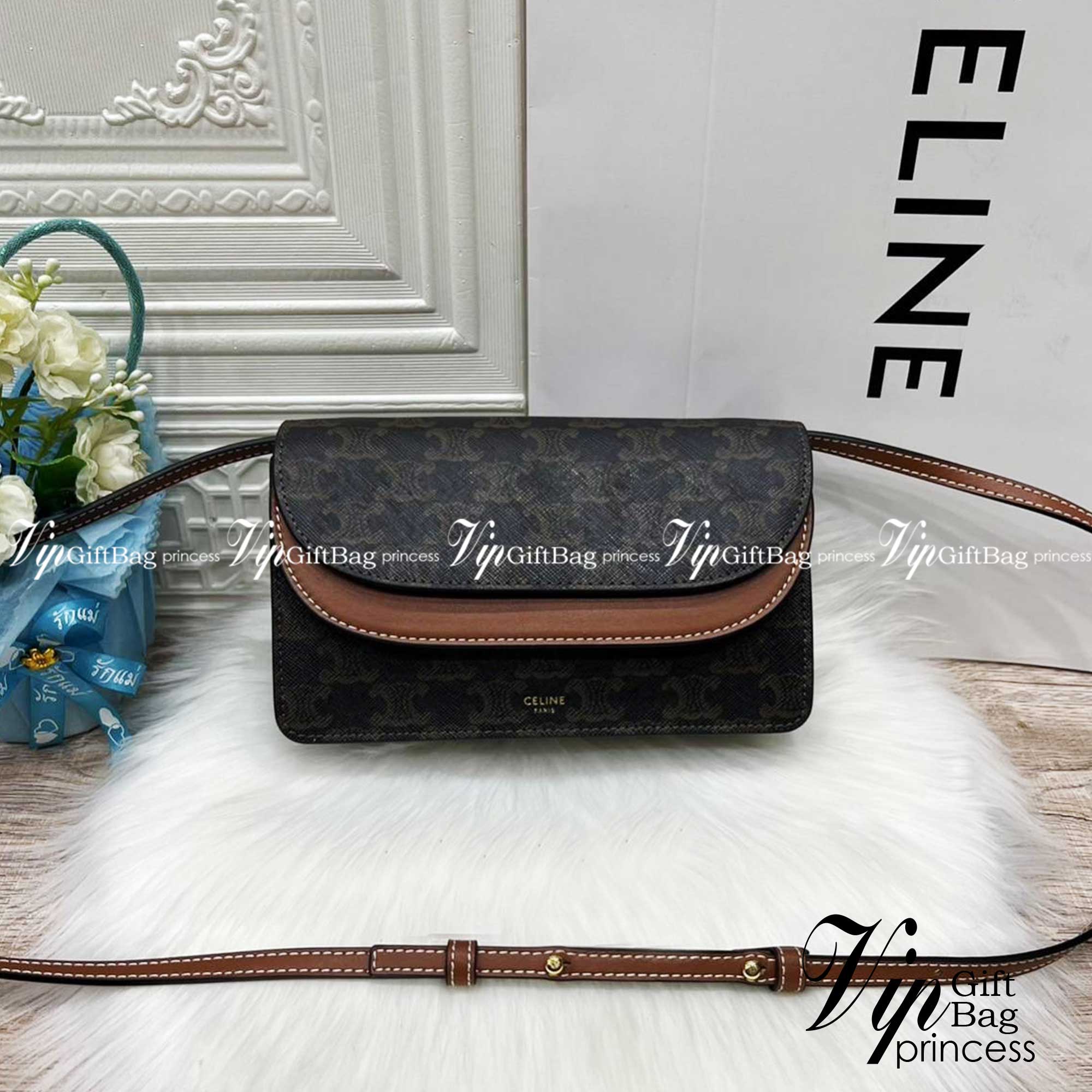 CELINE WALLET ON STRAP / CELINE TRIOMPHE CLUTCH กระเป๋าสะพายข้างใบเล็กสวยคลาสสิค สวยตะโกน งานเป๊ะปัง มีสายสะพายหนังสีน้ำตาล ถอดสายออกเพื่อเป็นกระเป๋าถือทรงคลัชท์เปลี่ยนลุคช์ ลวดลายtriomphe ความเป็นแบรนด์ CELINE ได้อย่างชัดเจน ให้ความรู้สึกที่ดูวินเทจ ที่ส