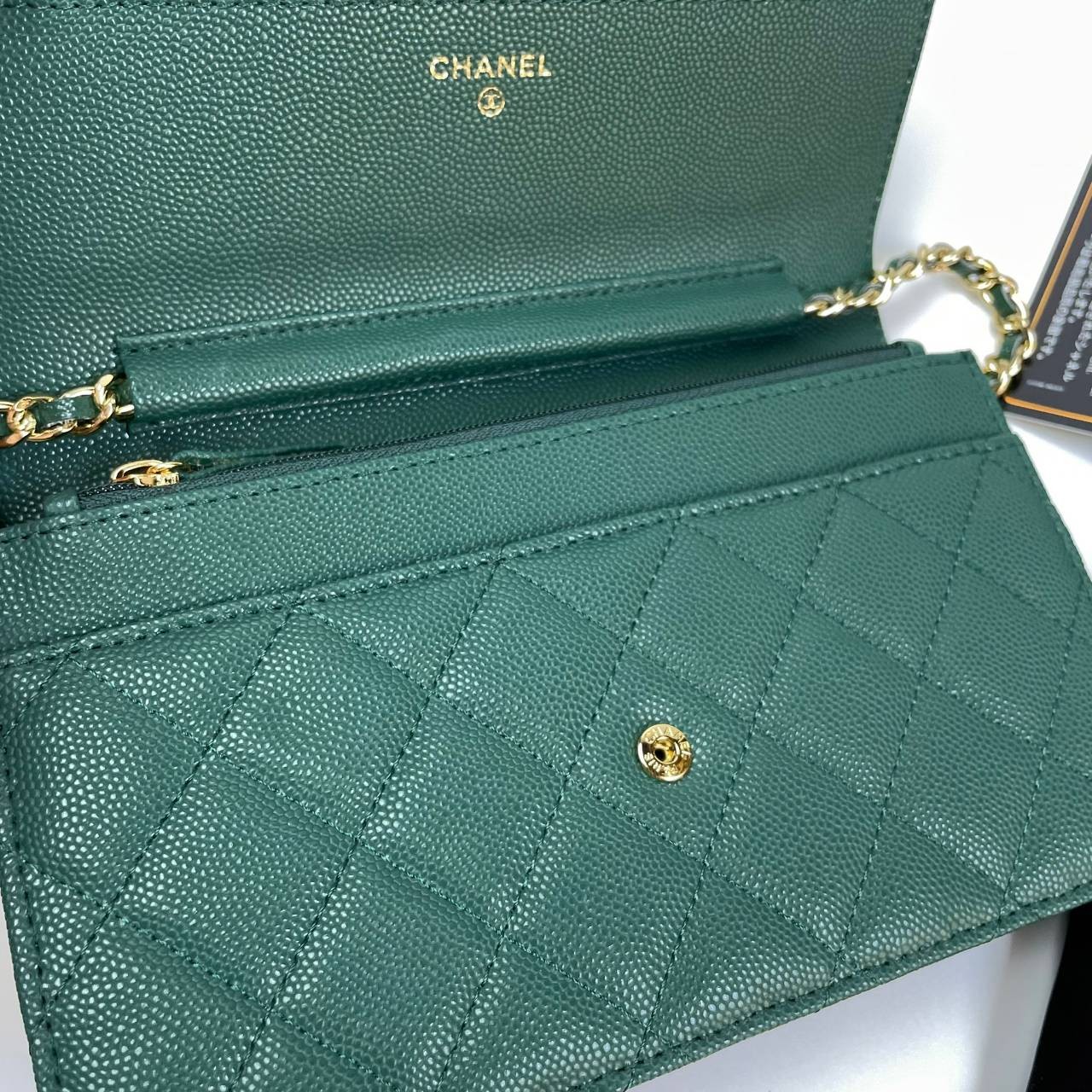 VIP 】หนังแท้ CHANEL WOC style โทนสีพาสเทล กระเป๋าสะพายทรงสวยตลอดกาล วัสดุหนังลายคาเวียร์ เนื้อนุ่ม อยู่ทรงคุณภาพดีตามแบบฉบับของแบรนด์ น้ำหนักเบา ด้านหน้ามีโลโก้แบรนด์อะไหล่หรู มีช่องใส่บัตร ใส่ของจุกจิก เปิดปิดด้วยฝาปิดกระดุม ซับในหนัง ตัวจริงสวยมากๆถูกใจ