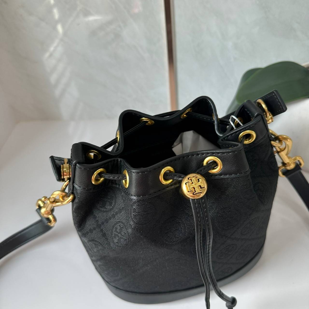 TORY BURCH T MONOGRAM BUCKET BAG jacquard black / Tory Bucket Bag สีดำคลาสสิก กระเป๋าทรงขนมจีบ รุ่นใหม่ล่าสุด วัสดุผ้าแจคการ์ด ตัดขอบหนังสวย