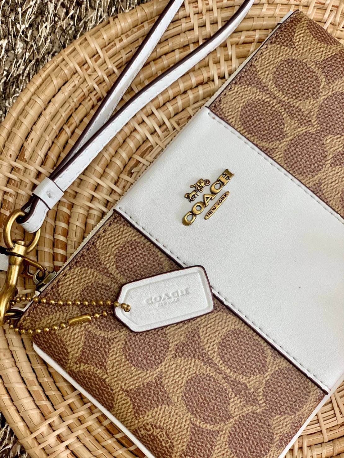 COACH SMALL WRISTLET IN COLORBLOCK SIGNATURE ((32445)) ✔️กระเป๋าคล้องมือ วัสดหนัง pvc อย่างดี ลายซิกเนเจอร์ ตัดขอบสีตรงกลางสวยงามมากๆค่ะ แบบซิปเดียว ((ภายในใส่มือถือได้บางรุ่นค่ะ)) มีช่องเสียบบัตรให้2ช่องด้วยนะคะ