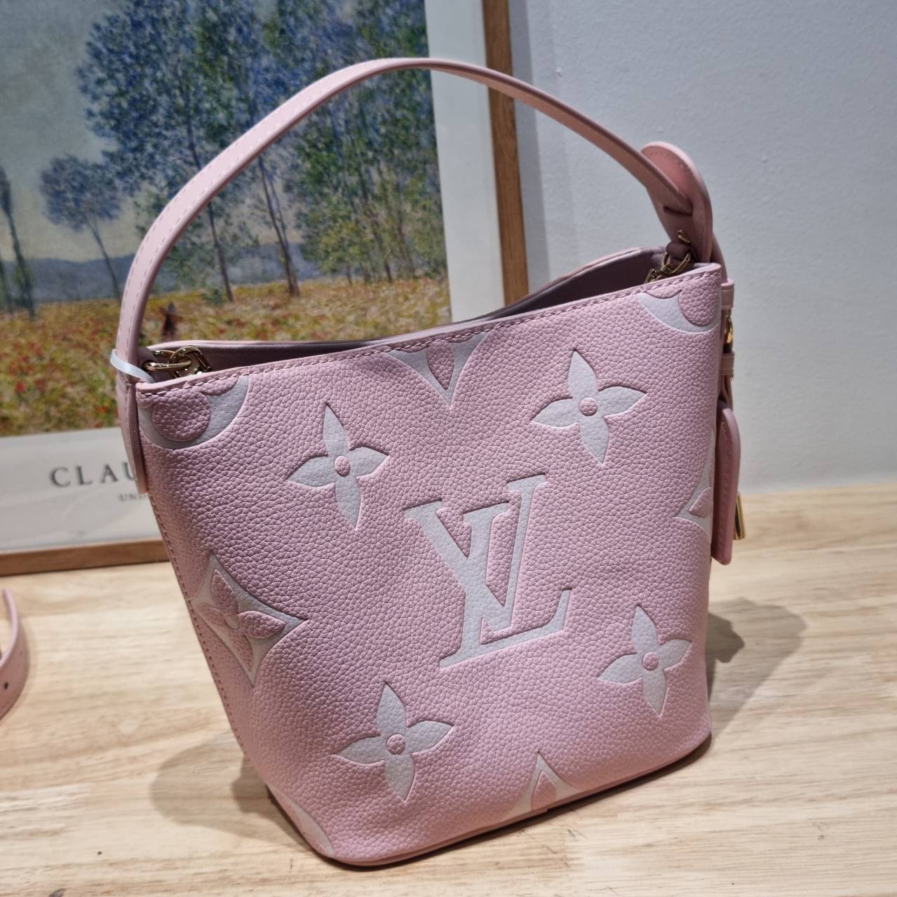 LV All In BB Bag กระเป๋าทรงบัคเก็ตที่มาแรงมากๆตอนนี้ พร้อมสีใหม่ต้อนรับวาเลนไทน์ รูปทรงคลาสสิคสะดวกใช้ ดีไซน์ลูกเล่นสนุกๆ ปรับเปลี่ยนรูปทรงกระเป๋าได้ไม่น่าเบื่อ ด้านข้างตกแต่งพวงหนังห้อยพร้อมกุญแจ