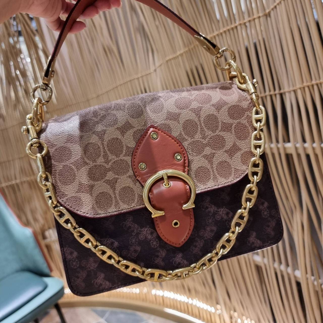 COACH C2418 BEAT SHOULDER IN SIGNATURE CANVAS WITH HORSE AND CARRIAGE PRINT กระเป๋าสะพายดีไซน์เลิศสุดหรู ปังกับดีเทลที่สุดใบนี้ เพราะมาพร้อมสายถึง 3 แบบ สลับใช้ไปรัวๆ หลากหลายไม่จำเจ สวยได้ทุกวัน เปิด-ปิดด้วยกระดุมแน่นหนา ภายในเป็นช่องโล่ง แบ่งสัดส่วน ใส่