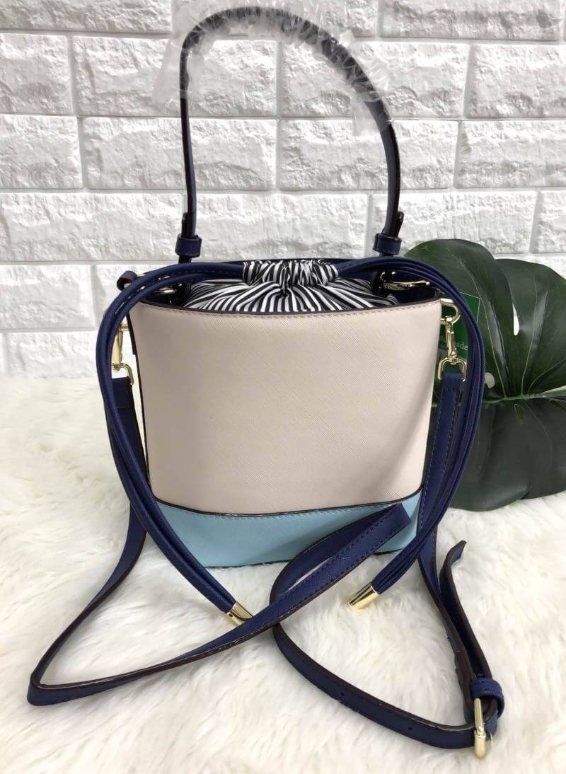 Kate spade new york cameron street pippa bag 2018 พร้อมส่งอีกรอบ กระเป๋าวัสดุหนัง saffiano ทรงถัง สามารถถือได้หรือสะพายข้าง ด้านหน้าติดอะไหล่แบรนด์ ปากกระเป๋าเปิดปิดแบบหูรูด ภายในกระเป๋าโล่ง ใส่กระเป๋าสตางค์ใบยาวได้ หรือของอื่นๆได้จุ มาพร้อมสายสะพายยาว ถอ