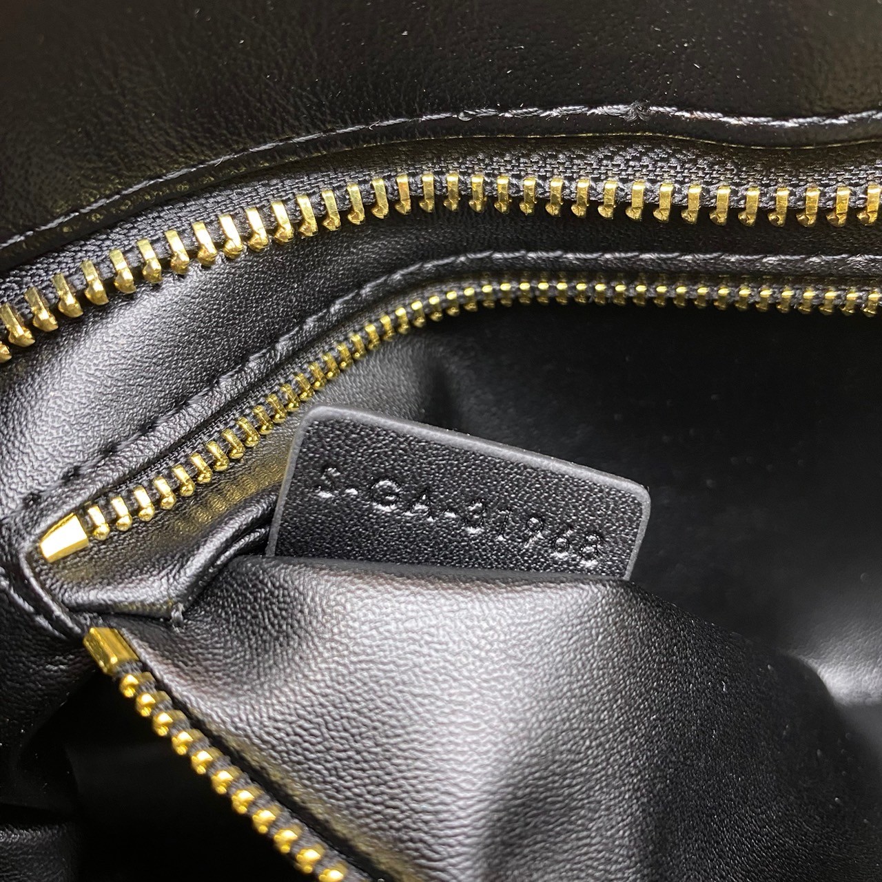 CELINE MEDIUM WILTERN BAG IN SMOOTH CALFSKIN / Celine hobo / Celine Bag พร้อมส่ง กระเป๋าถือ/สะพายโซ่อะไหล่ทองหรูหรา ทรงโฮโบ สวยผู้ดี ใช้งานง่าย โดดเด่นด้วยโลโก้สีทอง