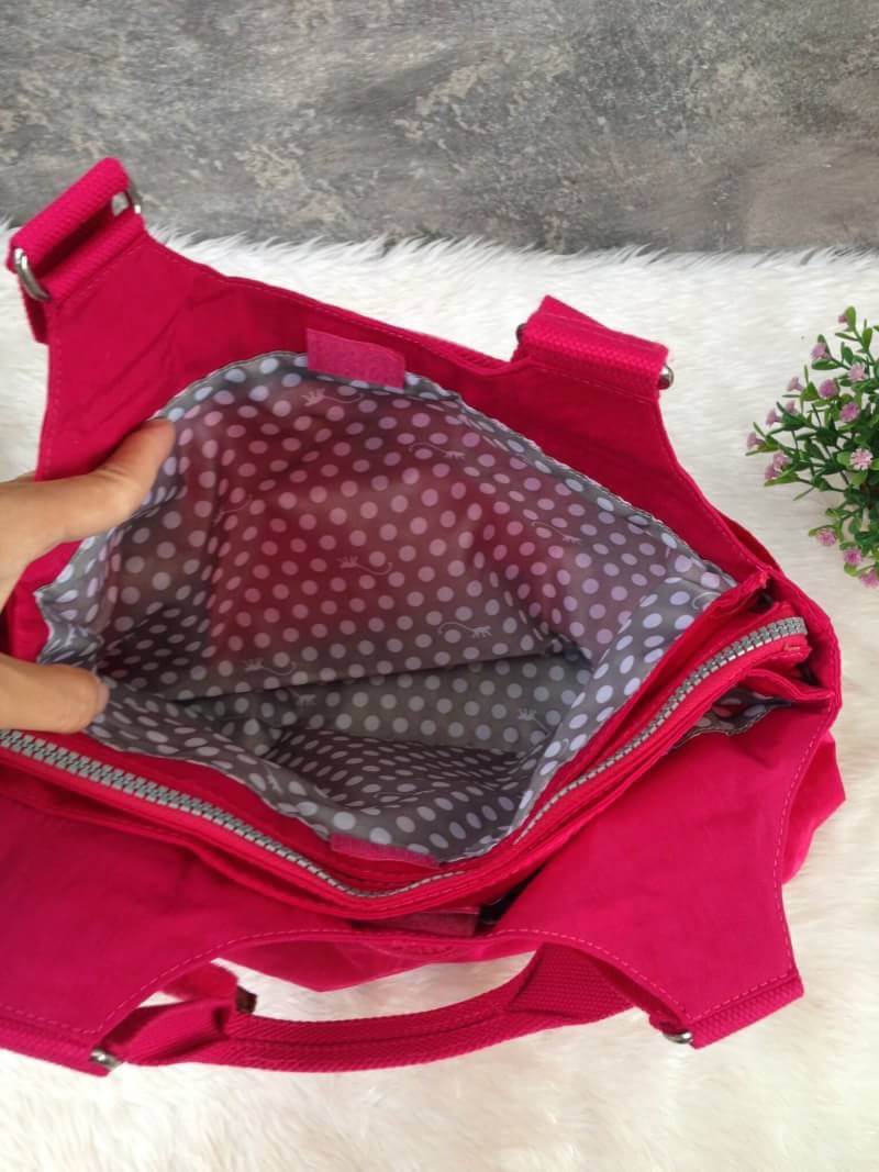 Kipling รุ่น Cicele กระเป๋าสะพายไหล่ใบใหญ่ สวยน่ารัก ตัวกระเป๋าด้านในเป็นช่องโล่งแบบปิดเปิดด้วยซิป มีช่องซิปด้านใน ด้านข้างกระเป๋า มี 2 ช่อง ปิดเปิด ด้วยเทป พร้อมที่ใส่โทรศัพท์ ปากกา และ MP 3 ในส่วนด้านใน และ ด้านข้างกระเป๋า ซ้าย-ขวา เป็นช่องขนาดเล็กสำหรั
