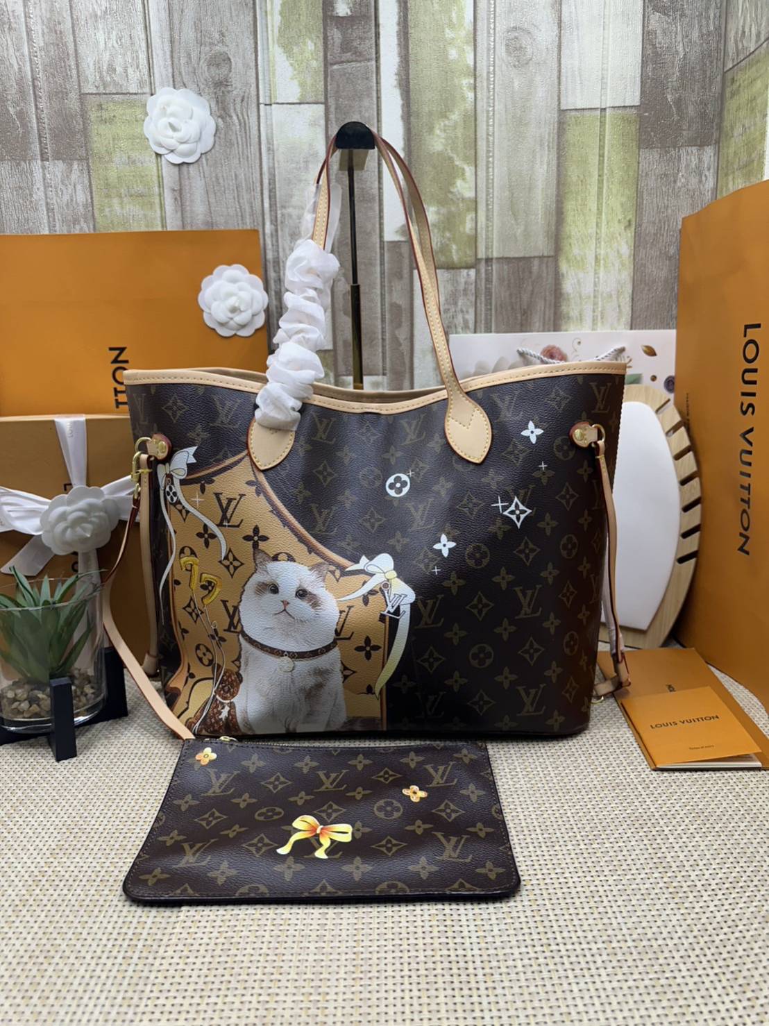 LV Neverfull MM Tote Monogram Canvas With Cat / Puppies กระเป๋าทรงโท้ท รุ่นลิมิเต็ด พิมพ์ลายน้องหมา น้องแมว ลวดลายท่องเที่ยว ลายสีสัน เป็นการรังสรรค์สุดท้าทายครั้งใหม่ของกระเป๋ารุ่นไอคอนิกจากหลุยส์ ผสานความหลากหลายในการใช้งานยุคใหม่กับพลังสีสันอันสดใสได้อ