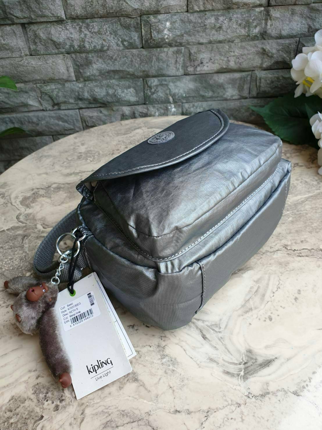 Kipling nylon shoulder bag รุ่น ( K15313 ) >>พร้อมส่งค่ะกระเป๋าสะพายข้างรุ่นใหม่ล่าสุด วัสดุไนล่อน กันน้ำ บุด้วยนวมที่ฐานกระเป๋าเพิ่มความนุ่ม >>รูปทรงสวย ขนาดกระทัดรัด มีช่องกระเป๋าด้านหน้าใส่ของจุกจิกหนึ่งช่อง >>มีช่องซิปหลักนะค่ะ ด้านใ