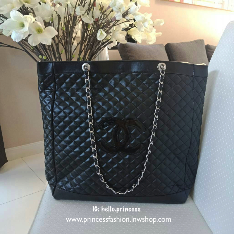 Best Item ส่งท้ายปี 2018!! กับ CHANEL LARGE VIP TOTE BAG สินค้าสมนาคุณจากงาน VIP GIFT แบรนด์ดังสุดหรูอย่าง CHANEL โดดเด่นด้วยตัวกระเป๋าขนาดใหญ่ จุของได้เยอะ วัสดุหนัง PU นิ่ม ด้านหน้าปักด้วยโลโก้ CC หนังแก้ว เปิดปิดด้วยกระดุมแม่เหล็ก ด้านในผ้าบุปั้มแบรนด์