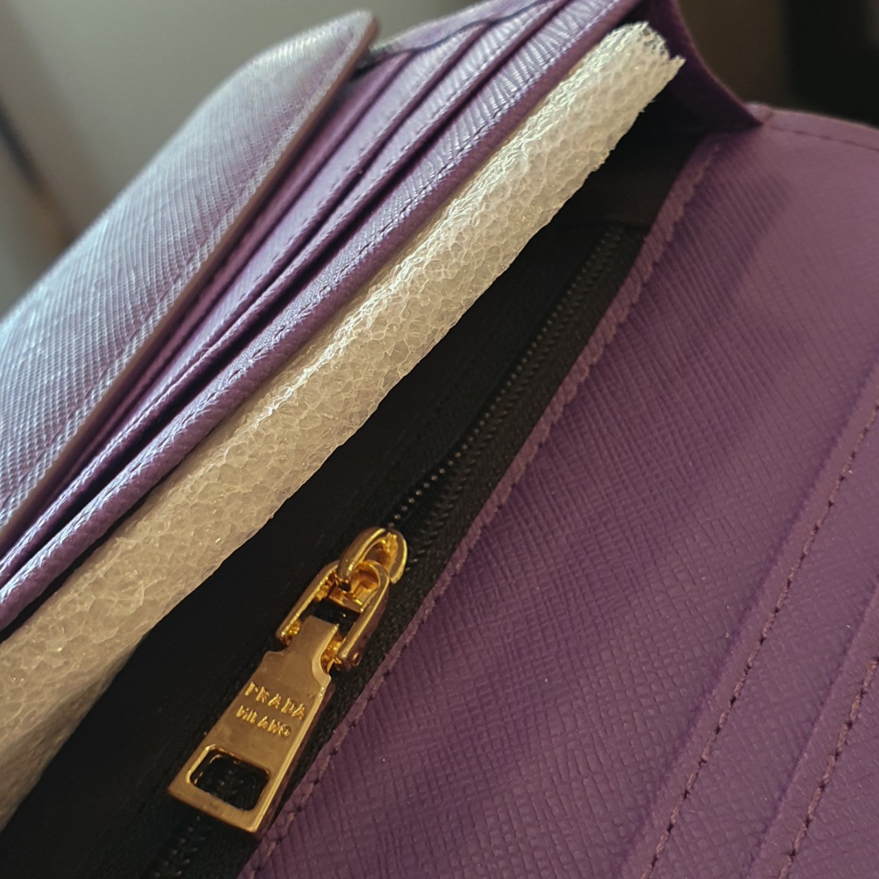 PRADA LONG WALLET กระเป๋าสตางค์รับทรัพย์ ทรงหรู จากแบรนด์ PRADA ลายหนัง SAFFIANO มีช่องใส่บัตร ถึง 12 ช่อง และช่องซิปใส่ของจุกจิกได้ น้ำหนักเบา จับถนัดมือ ขนาดกำลังดีคะ ถือแล้วดูดี อะไหล่ทองสุดหรู ใช้แล้วสวยแน่นอนค้า