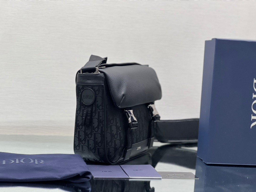 Dior Explorer Messenger Bag Black / Dior messenger bag / Dior Oblique Mirage Technical Fabric and Grained Calfskin เกรดเทพออริจินอล หนังแท้ ภาพถ่ายจากสินค้าจริง ใช้งานต่างประเทศได้