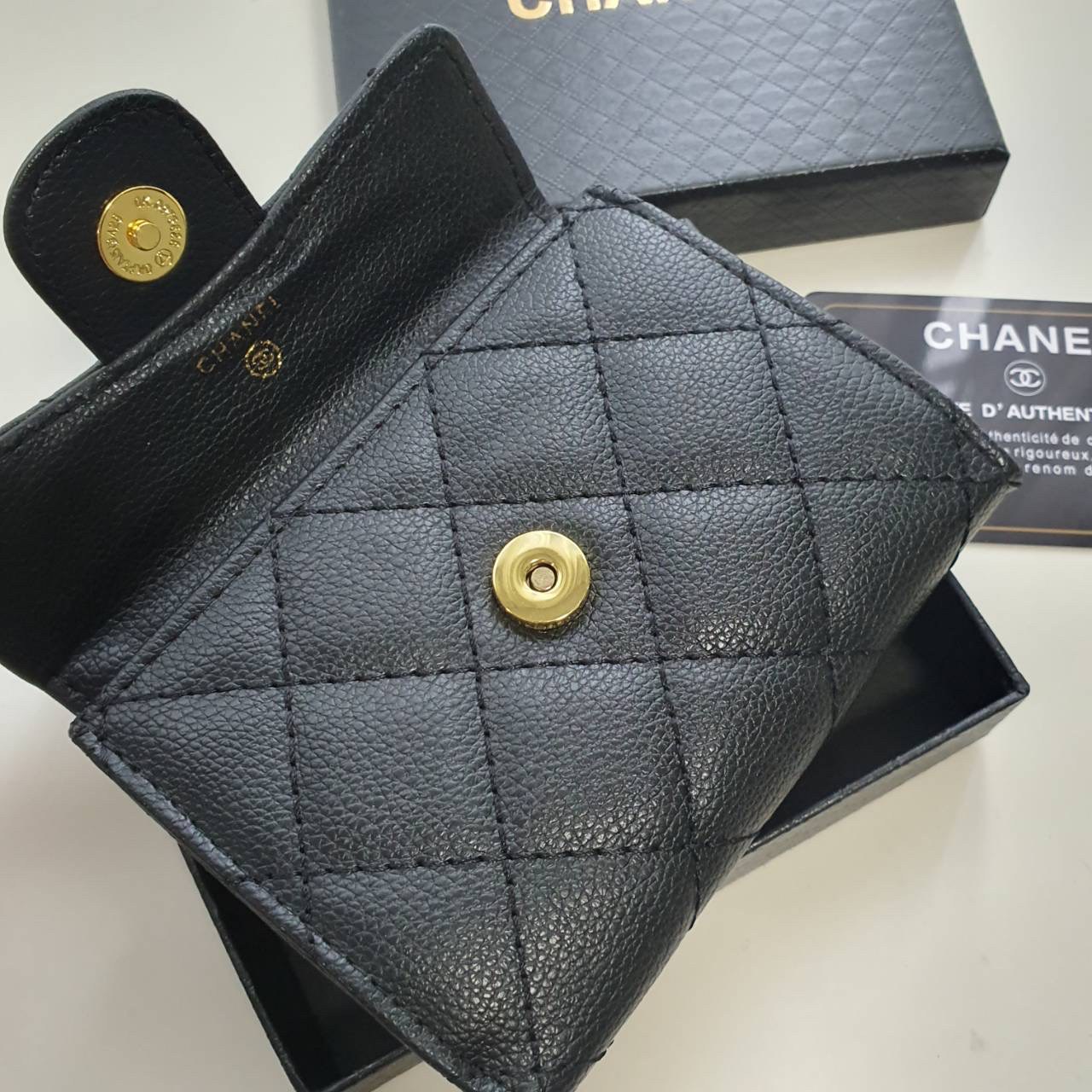 CHANEL SMALL WALLET พร้อมส่งรุ่นใหม่ ♡♡ กับ กระเป๋าสตางค์แบบพับใบสั้น งานพรีเมี่ยมกิ้ฟท์จากเค้าเตอร์ต่างประเทศ หนังสัมผัสลายด้าน จากแบรนด์ CHANEL (GWP) ด้านหน้ามีโลโก้แบรนด์ CC **อะไหล่สีทองหรู เปิดปิดด้วยกระดุมแม่เหล็ก ด้านในแบ่งช่องได้ถึง 