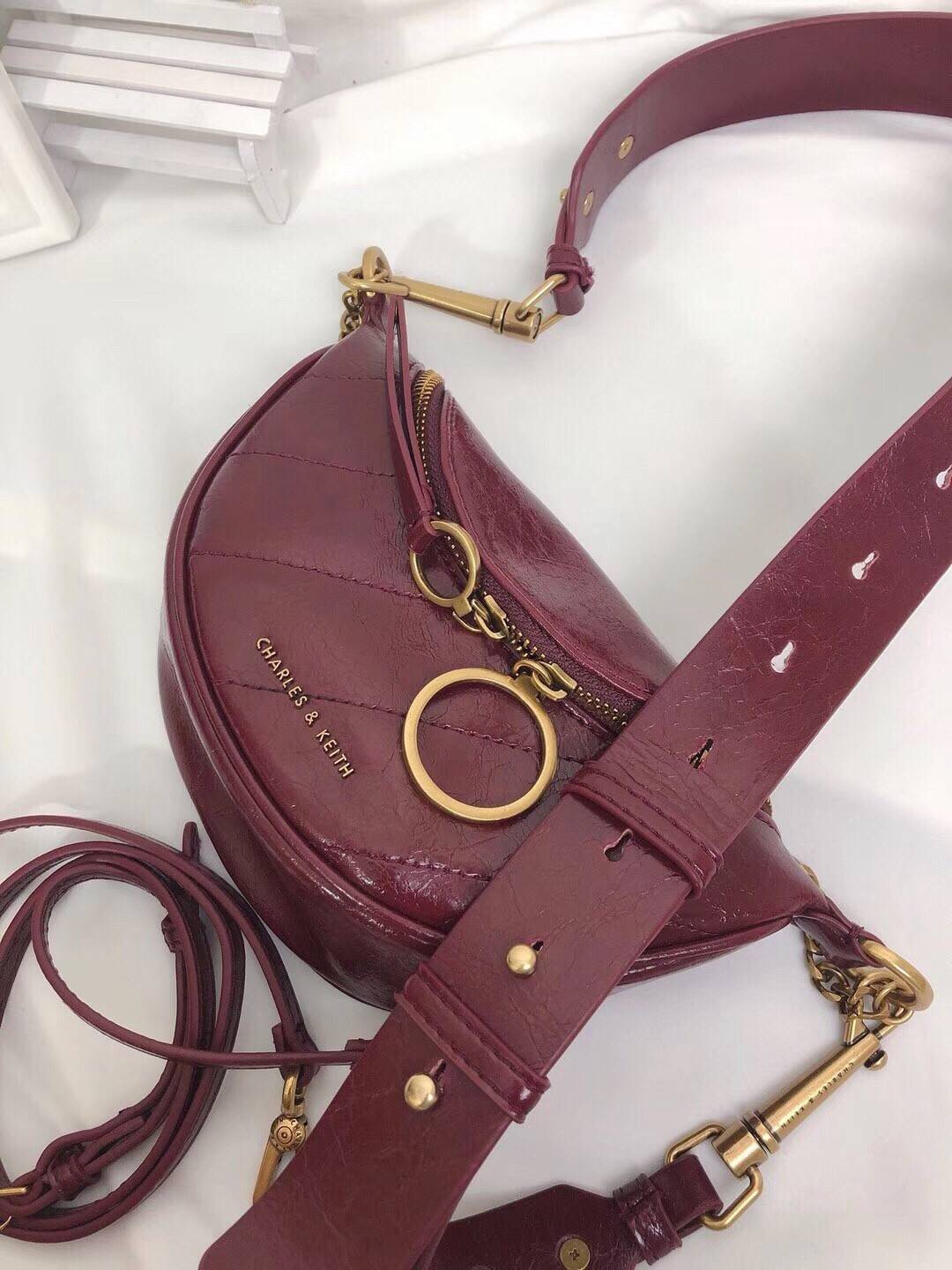 CHARLES & KEITH WRINKLED EFFECT RING ZIP TASSEL CROSSBODY BAG กระเป๋าสะพาย/คาดเอว/คาดอกรุ่นใหม่ล่าสุด เปิด-ปิดด้วยซิป ภายในโล่งกว้างมีช่องเล็กใส่บัตร จุของได้เยอะดีไซต์เก๋ไม่ซ้ำใคร สามารถสะพายได้หลายแบบไม่จำเจ ราคาสุดคุ้มห้ามพลาดค่ะ