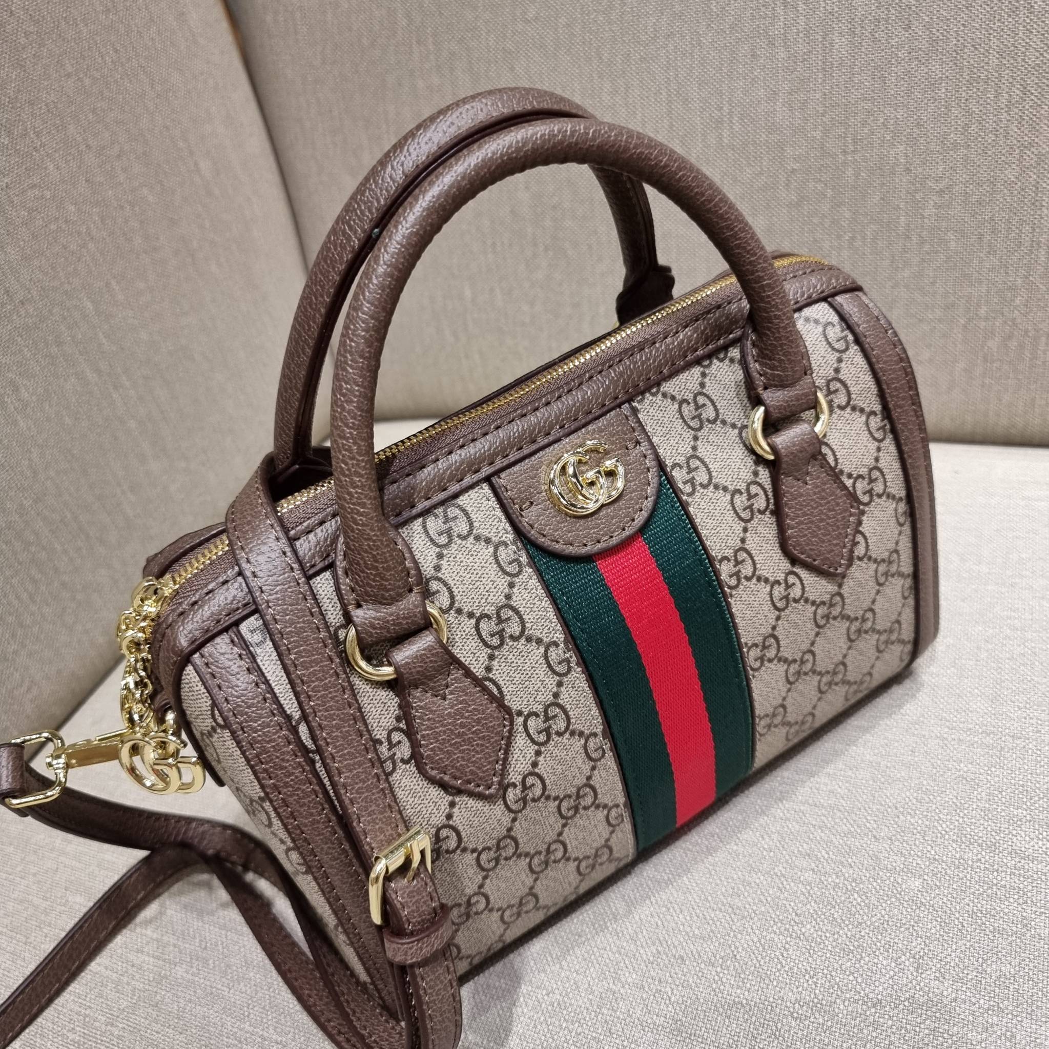 VIP 】GC CLASSIC DUFFLE BAG VIP GIFT กระเป๋าถือทรงหมอนสวยคลาสสิค สินค้าพิเศษจากเคาน์เตอร์ duty free แถมฟรี!! โบว์ผ้าลายแบรนด์ สำหรับตกแต่งหูกระเป๋า ผูกเป็นโบว์ หรือพันถนอมหูกระเป๋าก็ดูหรูมาก วัสดุหนังแคนวาส ดีไซน์แถบคาดโดดเด่น สวย หรู ใบจริงสวยมาก! เปิด-ปิ