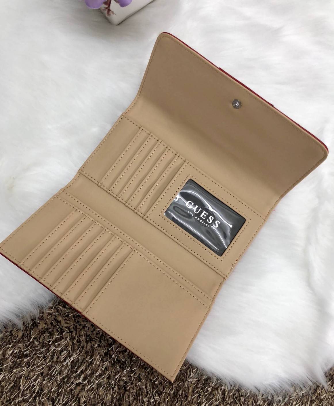 GUESS FACTORY WOMEN'S WALLET กระเป๋าสตางค์ใบยาว3พับดีไซน์สวยรุ่นใหม่ล่าสุดวัสดุหนังนิ่มขึ้นลายริ้วด้านหน้าประดับโลโก้แบรนด์สวย เปิดปิดด้วยฝาปิด ภายในมีทั้งช่องใส่รูป ช่องใส่ธนบัตร แบงก์พัน และช่องใส่บัตรหลายช่องแยกเป็นสัดส่วน ภาพถ่ายจากสินค้าจริงสวยน