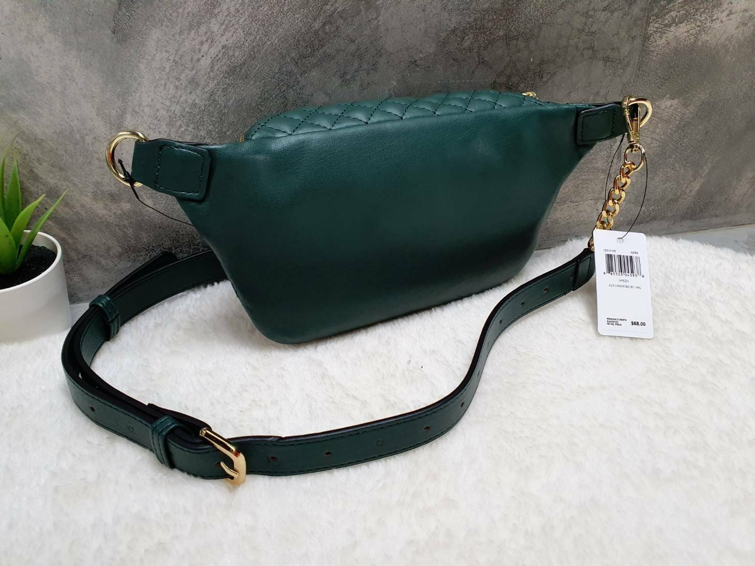 กระเป๋า Guess รุ่นนี้คาดเอว/คาดอก/สะพายข้างได้ครบทุกฟังก์ชั่น ด้านหน้าหนังเป็นลายตาราง ติดโลโก้แบรนด์รูปสามเหลี่ยมด้านหน้า เปิดปิดด้วยซิปยาว ด้านในเป็นช่องกว้างมีช่องซิปด้านใน ตัวกระเป๋าด้านหลังเป็นหนังเรียบ รุ่นนี้มีสายสะพายมา 2 เส้น เส้นแรกเป็นสายหนังปร